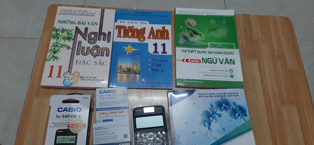 thật sự thì mình k thích sách này lắm, mua sahs này chẳng thà lên mạng tìm bài đọc, toàn các bài văn theo hình thức cũ, k có sự đổi mới  hay cập nhật theo chương trình học gần đây, chỉ đơn thuần là các bài văn để đọc như trên mạng, đến tựa đề bài văn cũng ghi ngắn gọn đến hơi bất mãn