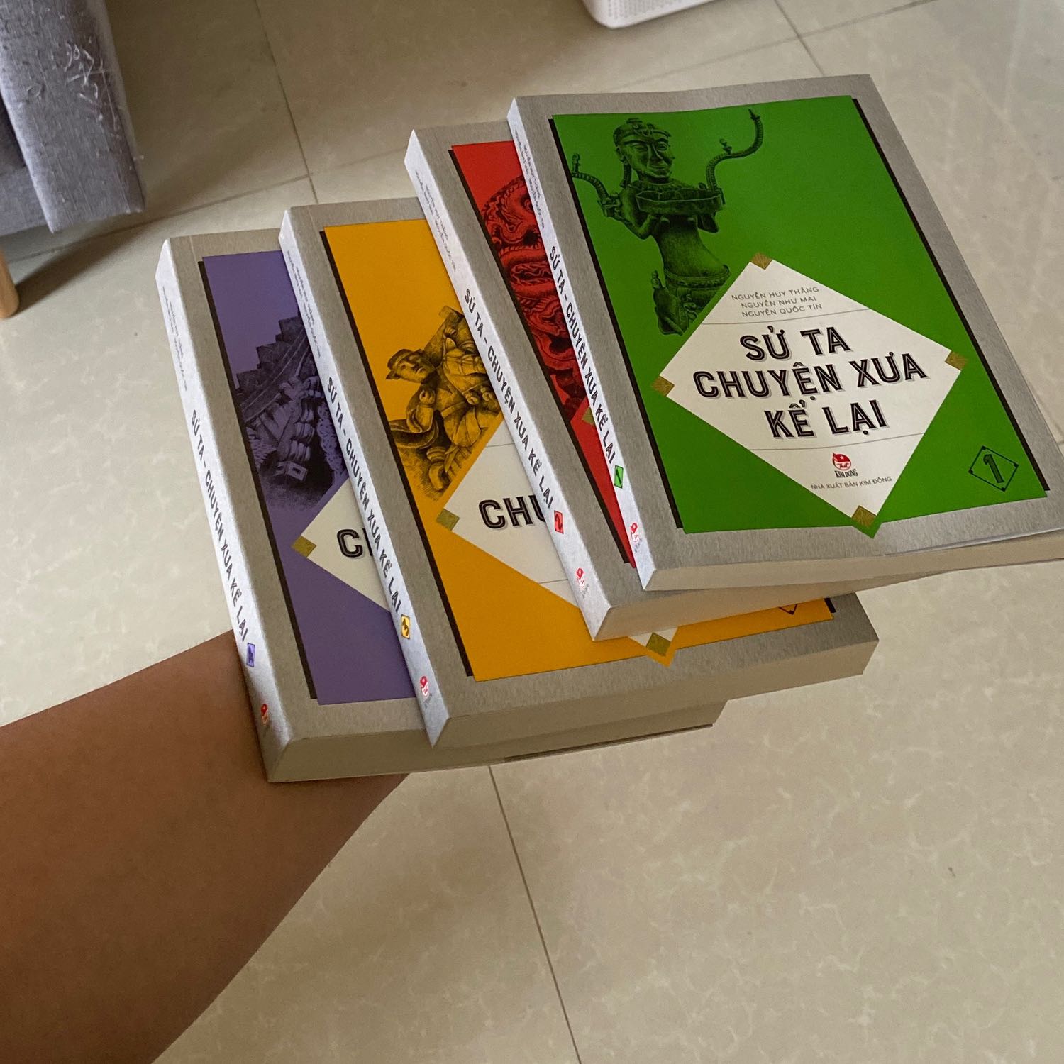 Sách kể về các điển tích trong lịch sử Việt Nam: Lang Liêu, Mai An Tiêm, An Dương Vương, ... 
Tập 1 bao gồm các điển tích từ Lạc Long Quân đến khoảng năm 1000 CN khi kinh đô nước ta vẫn ở Hoa Lư. 
Các điển tích được viết theo phong cách hiện đại nhẹ nhàng, cho cả người lớn lẫn trẻ em đều đọc được. 
Các dẫn chứng đều ghi nguồn và giải thích đầy đủ, kể cả các yếu tố huyền ảo. 
Một trong những điểm rất hay của cuốn sách này là sự tân tiến và cập nhật lịch sử mới nhất, bao gồm cả các chi tiết hay bị lãng quên của sách lịch sử thời trước. Ví dụ như truyện tướng Cao Biền (người gốc Trung Quốc) xây thành hay hoàng hậu Dương Vân Nga làm vợ hai đời vua (dù hay bị người đời gán tiếng lăng loàn).