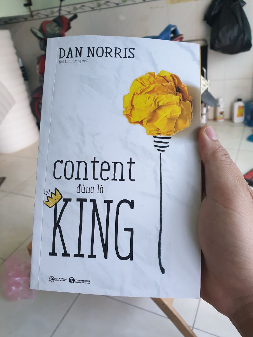 Quyển này mang hơi hướng dành cho dân marketing online. cách bắt đầu ý tưởng rất thực tế. có điều đây là bản dịch, câu chữ hơi lủng củng. 1 số đoạn đọc xong ý nghĩa chưa được rõ, và nếu như dân không chuyên hoặc mới tiếp cận thì dễ không hiểu vấn đề. Dù sao vẫn là quyển sách chất lượng cho người làm nội dung. Nhất là trong thời buổi việc viết content phải vừa ngắn vừa đầy đủ và vừa phải hút khách