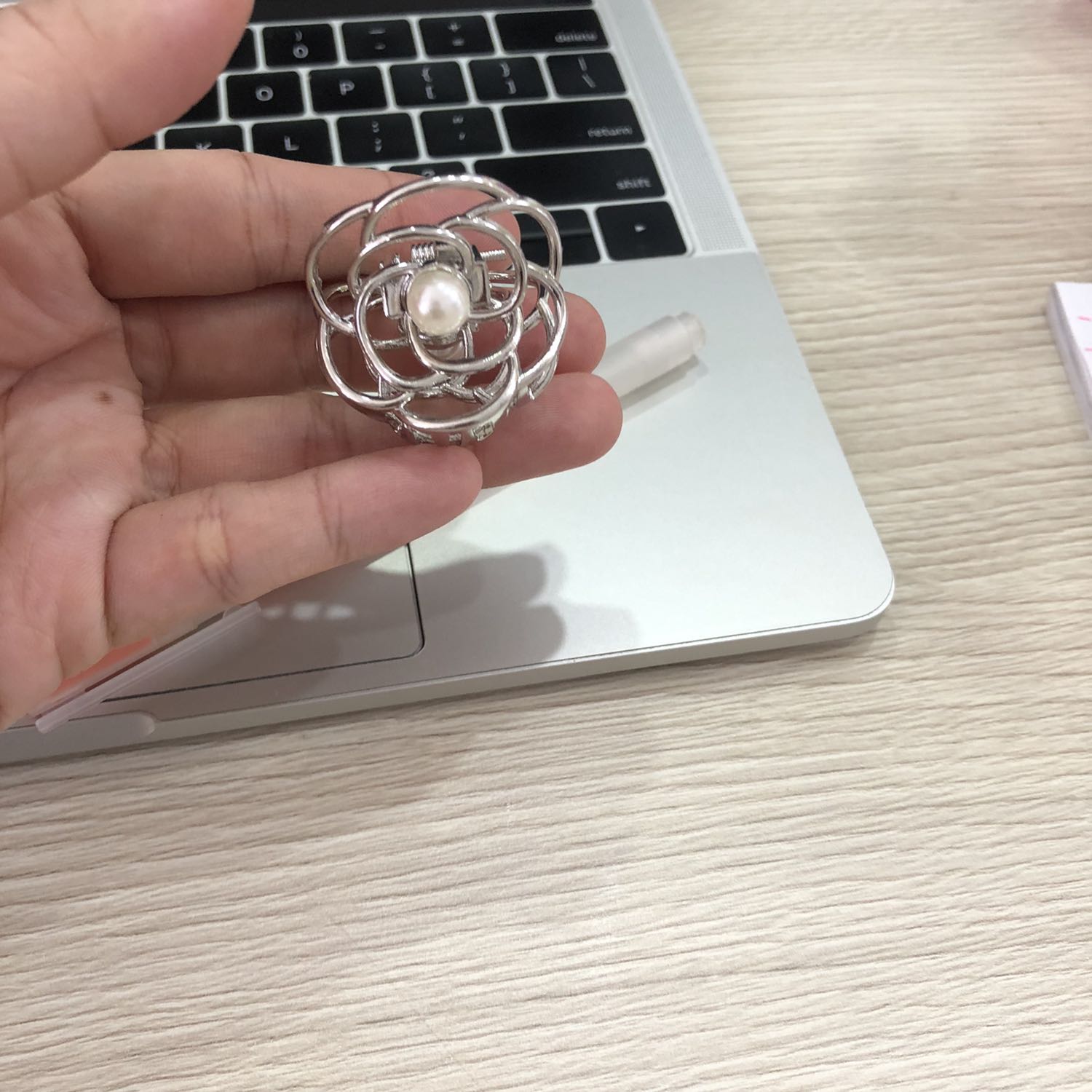 Kẹp đẹp kiểu dáng sắc nét, chắc chắn, kẹp tóc nhìn sang. Kẹp đẹp kiểu dáng sắc nét, chắc chắn, kẹp tóc nhìn sang.