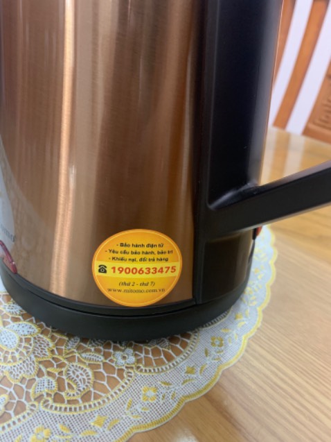 Ấm nước xịn sò, cầm chắc tay, sôi nhanh, có chế độ giữ nhiệt. mua tặng cho đứa bạn vào nhà mới nó khen quá trời. giao hàng nhanh vừa lúc luôn. Shop hỗ trợ rất nhiệt tình. sp bảo hành 24 tháng chính hãng. cảm ơn shop nhiều nhé