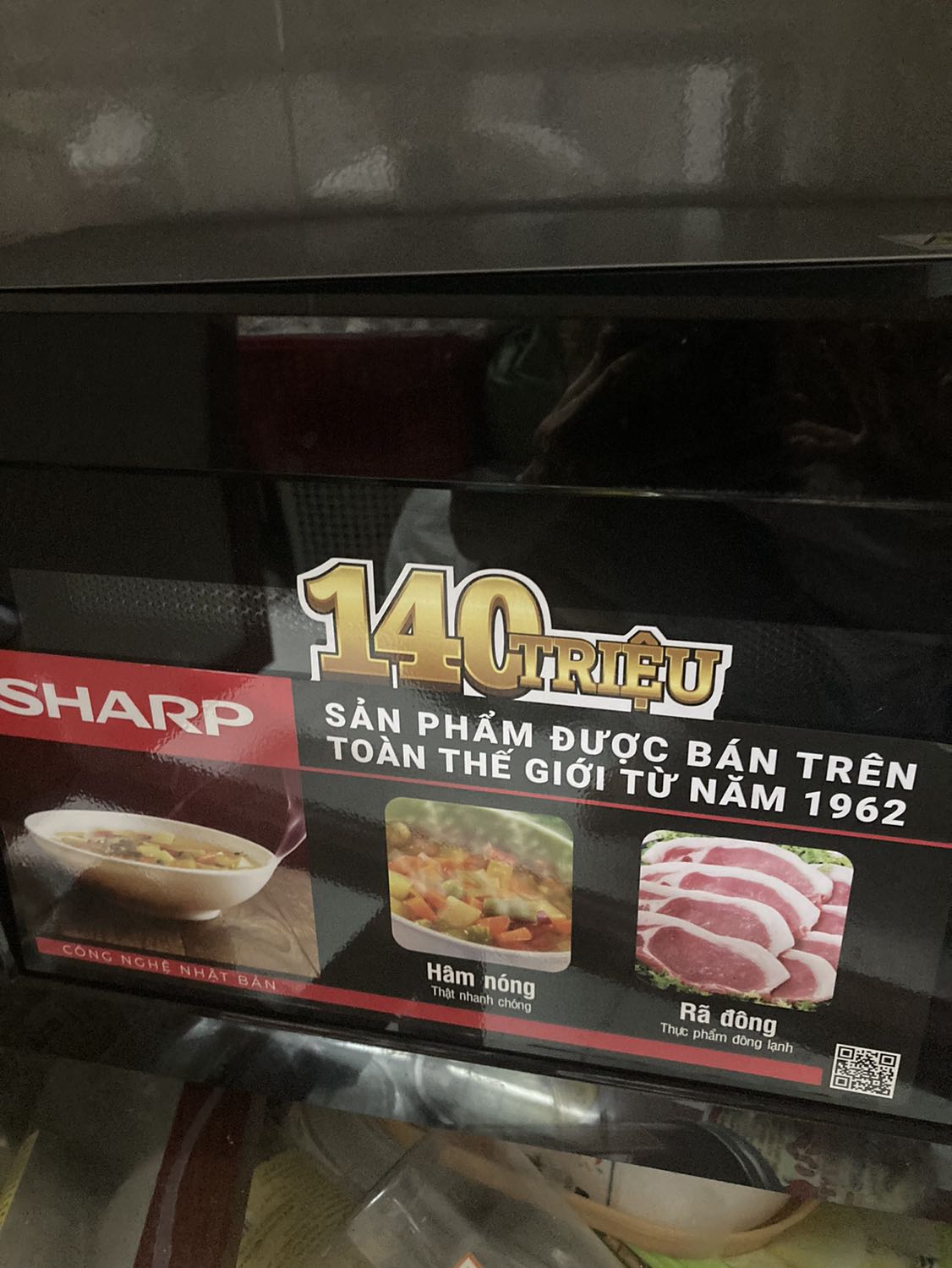 Nhân viên giao hàng tự ý ký tên vào chữ ký của khách hàng, không giao tận tay khách. Phong cách làm việc cẩu thả. Tự ghi vào app tiki là đã giao hàng. Đề nghị tiki xử lý nhân viên này.