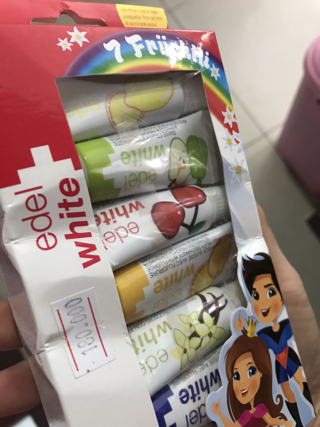 Nhận hàng thì hộp móp méo, ko thể dùng làm quà tặng ai được vì hộp quá móp méo. Chưa kể trên hộp còn đang ghi rõ giá chỉ có 180k thôi, Tiki bán hơn 200k, là sao vậy.
Quá thất vọng về món hàng và giá tiền luôn nha mọi người. 
Cảm giác như bị *** mà ko biết bởi Tiki hay nhà bán.
Đề nghị Tiki giải thích thêm cho khách hàng trường hợp này.