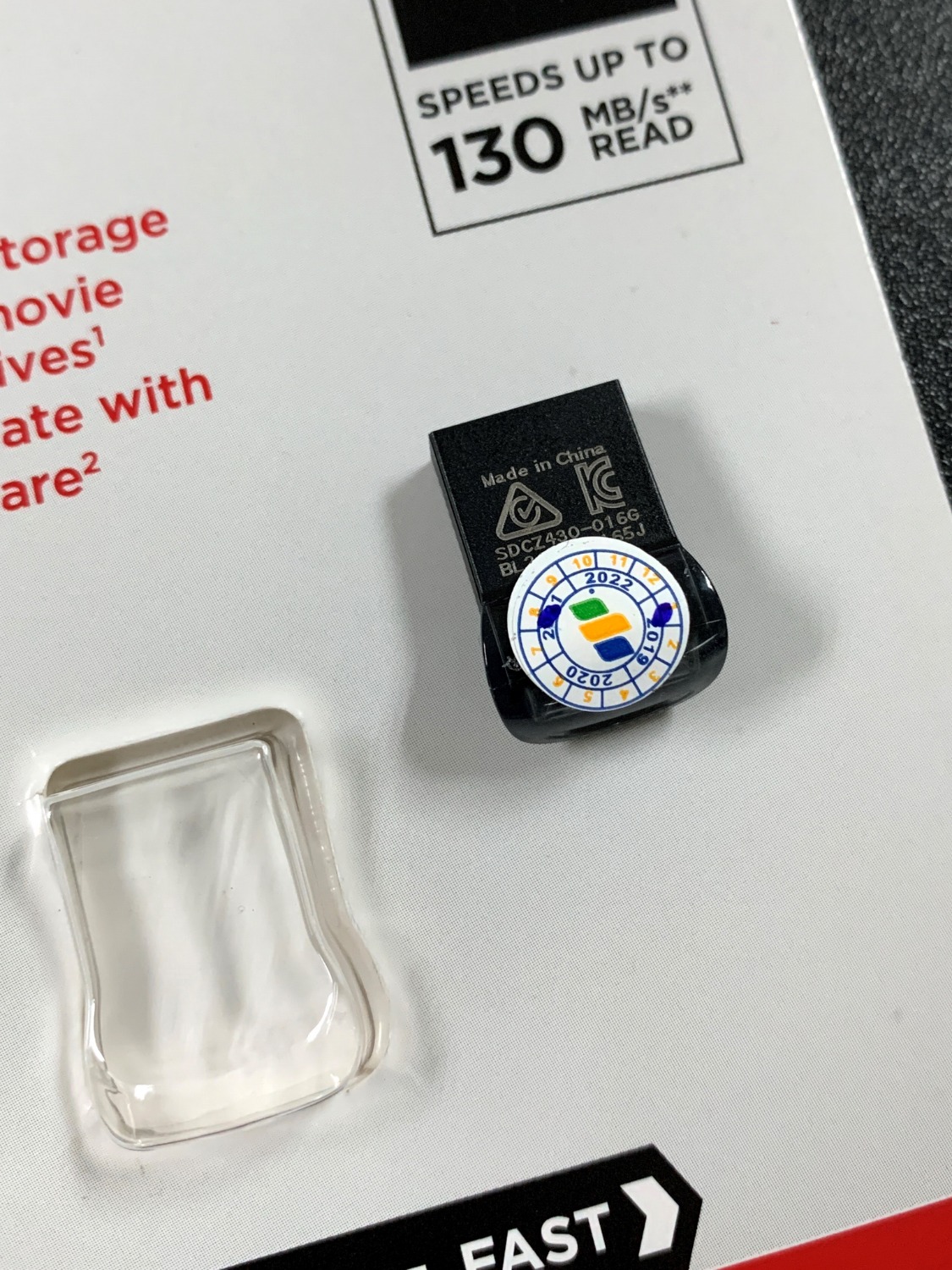 Hàng chính hãng do FPT phân phối, nguyên tem nem phong và tem bảo hành với ngày xuất kho T1/2021 (mua 15/3). Mới dùng 2 hôm cũng chưa nhiều nhưng cơ bản thấy chất lượng ok, tốc độ copy ổn định.
Tiki hẹn giao ngày 17/3 nhưng 18 mới nhận được hàng, ko phải vấn đề lớn vì mình cũng chẳng vội, nhưng nên có thông báo qua web hoặc app thì tốt hơn.