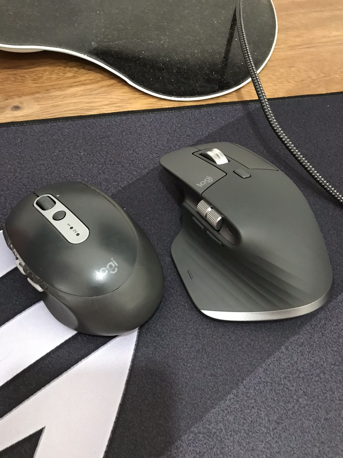 Tiền nào của đó, chuột lăn đã và vừa tay hơn chuột đang xài. Các con lăn thì tiện và êm, xài rất đã. Điểm trừ nhỏ là nút chuột giữa cần lực nhiều.