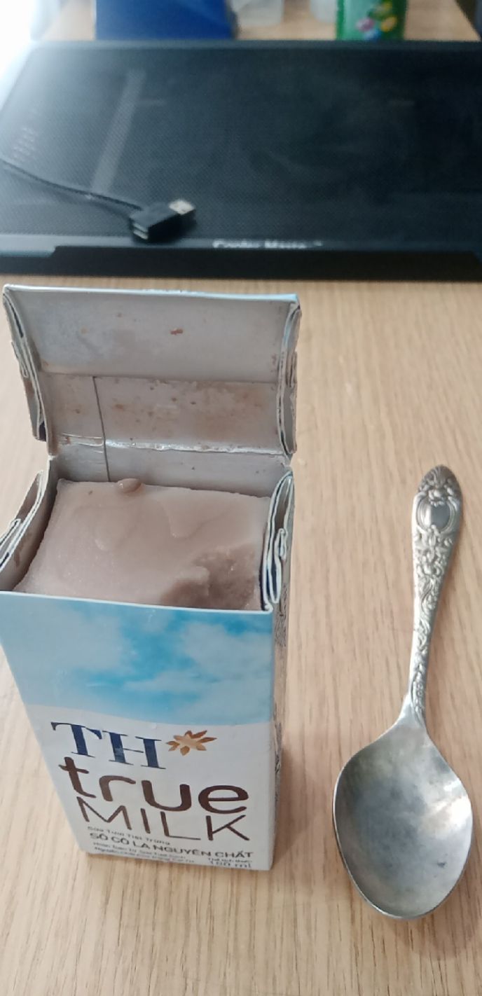 Ngũ cốc hiệu này mình ăn lần đầu tiên cách đây mấy năm rồi. Ngon mà giá thì hơi mắc ?. Bữa giờ giãn cách đi siêu thị phê quá mua cái này ăn bữa trưa. Đơn giản mà ngon lắm! Kiểu như ăn sữa tươi full toping vậy hihi