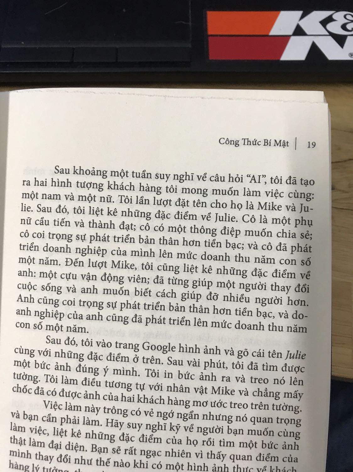Sách mắc tiền nhưng giấy khá mỏng. Giấy bị xén lệch mất 8 tờ, may mà chưa mất chữ.