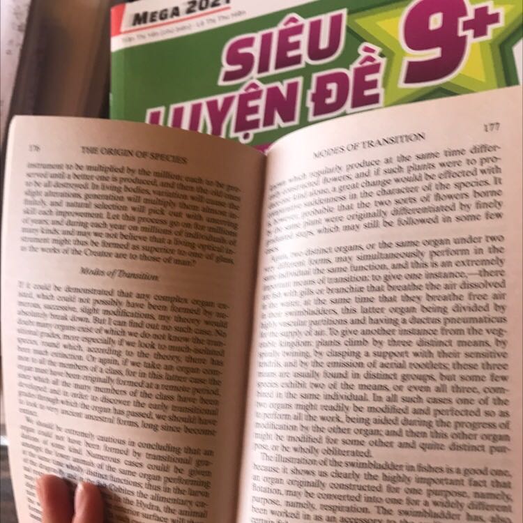 Sách nhỏ hơn so với tưởng tượng chất lượng giấy không quá tốt, quan trọng nữa là chữ nhỏ xíu mà còn chi chít khó đọc lắm luôn