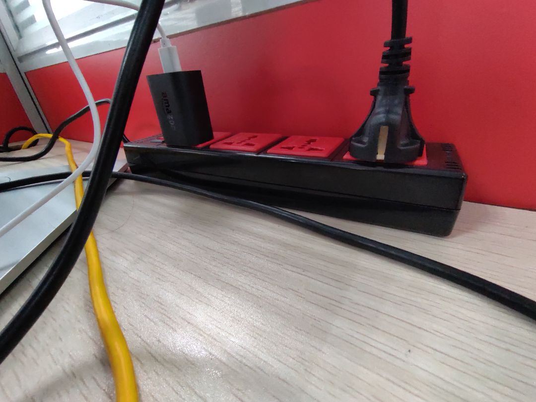 Ổ cắm 4 lỗ gọn nhẹ, hiệu quả, cắm chắc chắn, hỗ trợ cả loại 2 và 3 chân. Dùng văn phòng hay gia đình đều hợp.