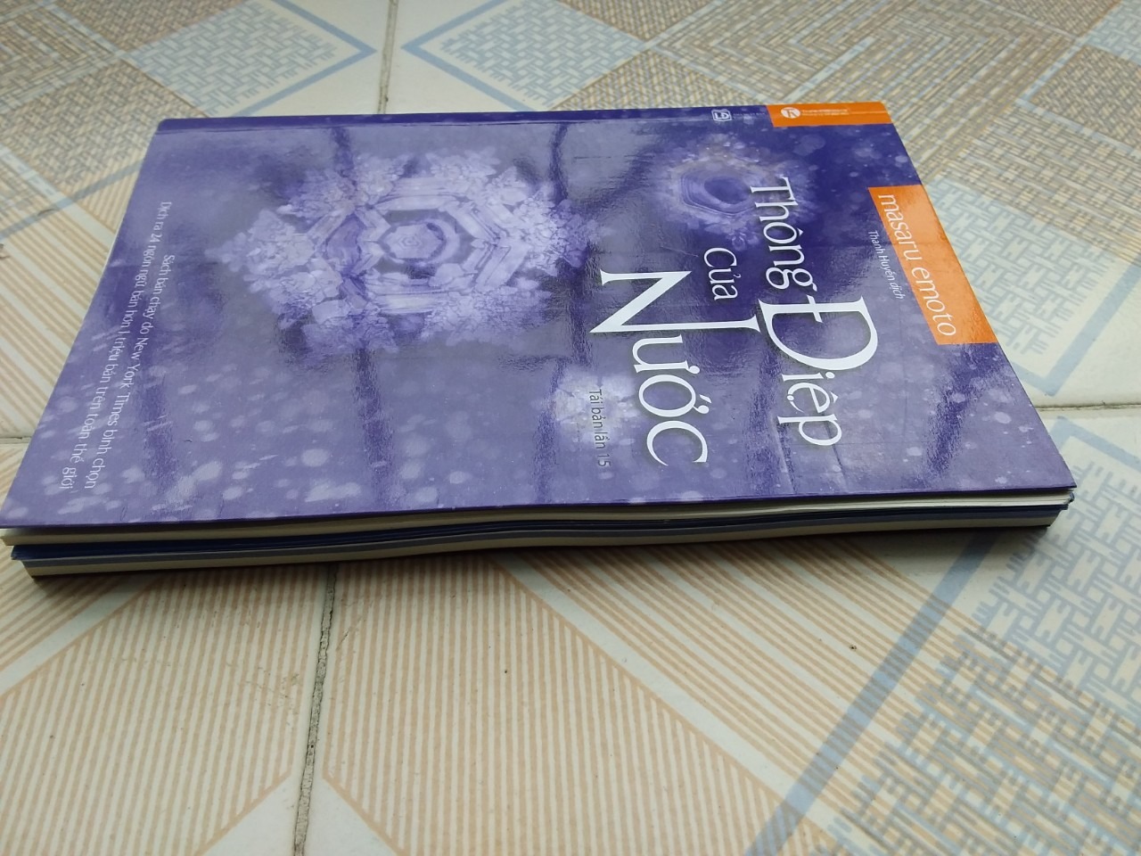 Sách mới mua nhìn thì rất đẹp, chỉ có điều giở được vài lần thì các trang rời hết ra vì sách vào keo quá kém, các tay sách không được khâu chỉ nên rất dễ rời ra. Tôi mua sách trên tiki rất nhiều nhưng đây không phải là lần đầu tiên bị như vậy. Góp ý nhiều lần rồi nhưng tình hình không được cải thiện. Đóng gói thì cẩu thả.  Dường như ý kiến của khách hàng đều bị tiki bỏ qua. Hãy xem *** đây nè.