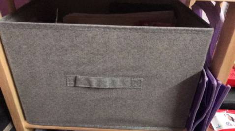 Mình đặt nhiều màu, nhưng màu kem nhìn lạ nhất - màu xám thì mua mấy lần trước rồi - có nhiều ảnh chụp nên dùng luôn. màu kem chắc để chụp sau! sản phẩm có nắp liền vào hộp, có thể gấp gọn khi ko dùng nữa tiện lợi. bộ sản phẩm trước dùng bên châu Âu khá thích, nay bán tại việt nam giá rẻ hơn mấy lần! nói chung ưng ý. tuy nhiên mn sử dụng nước hạn chế để thấm vào nhé, vì nó là cốt bìa nén công nghệ cao, nên gặp nước thì mất độ cứng cáp của sản phẩm!