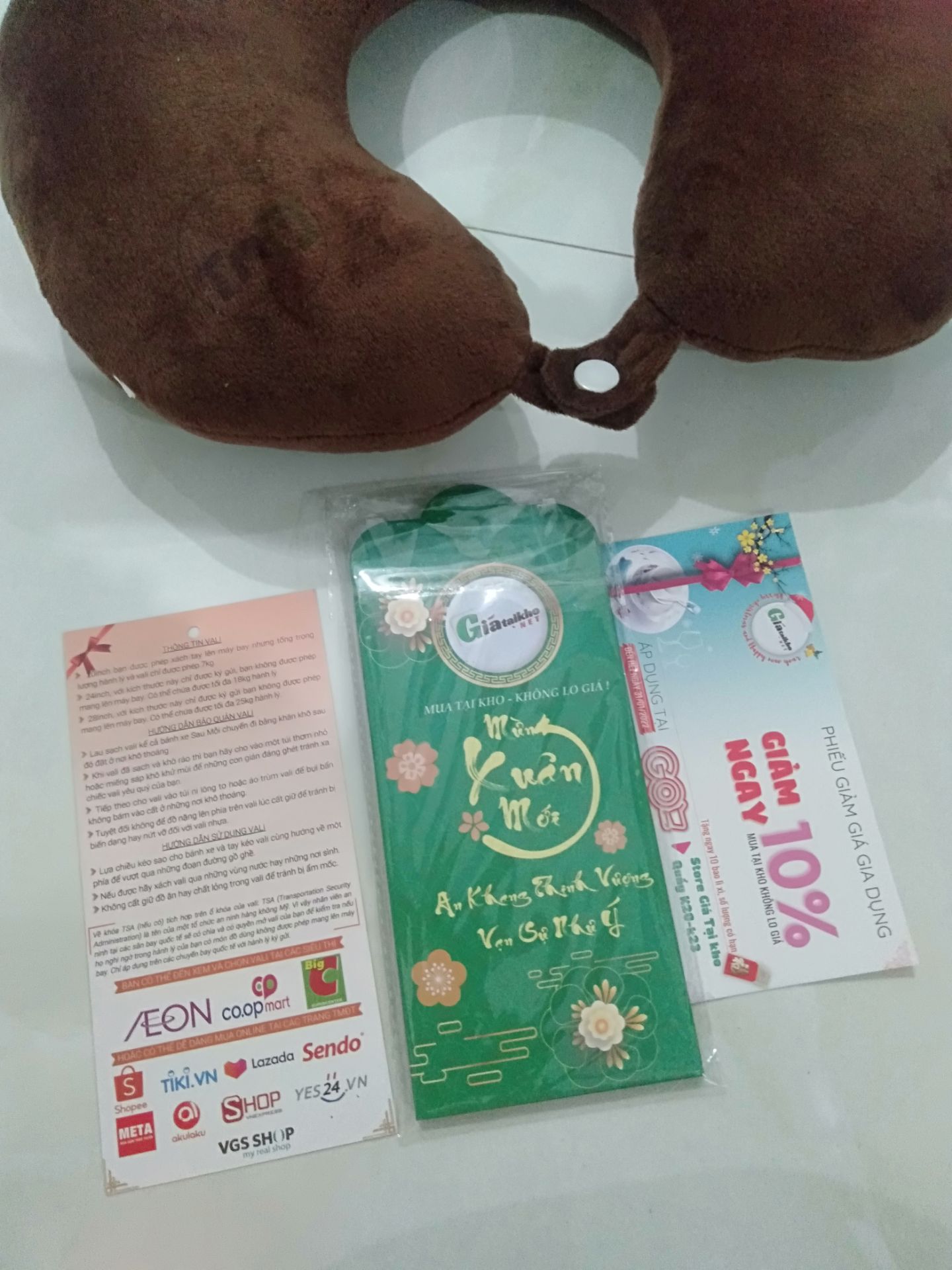 nhận hàng thấy ok. ngoài ra còn đc tặng gối . rồi đc tặng bao lì xì và phiếu giảm giá khi mua hàng gia dụng nữa.vali đc bảo hành đến 2025lận