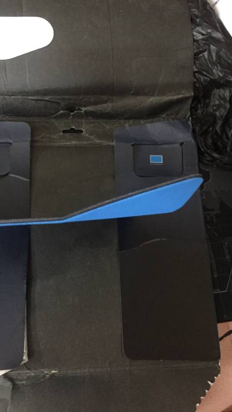 Sản phẩm bị ẩm ướt nghi do gói không kỹ bị nước mưa vào, ngoài ra bị vênh 2 góc nữa. Lỗi này mình nghi do bên vận chuyển GHN, TIKI nên kiểm tra lại.