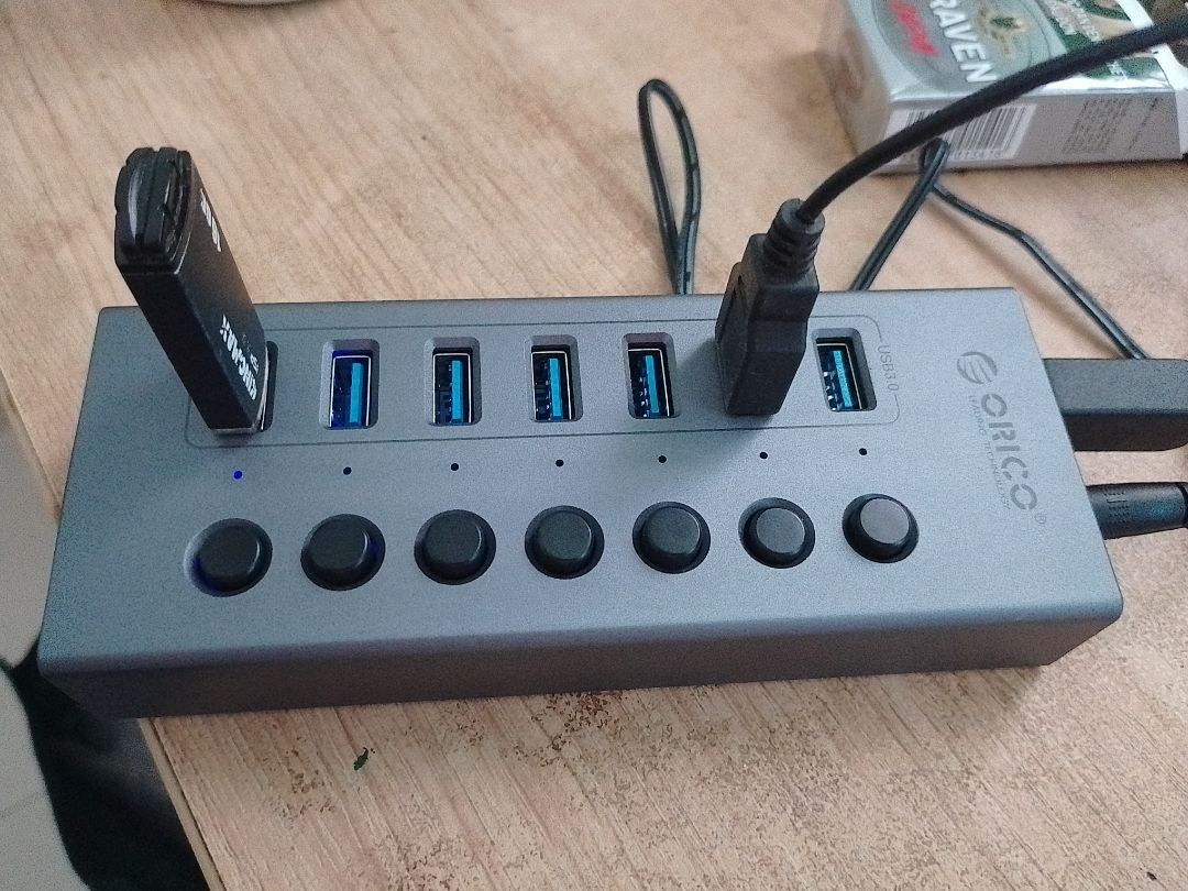 Tạm được, với giá hơn 700k mà sản phẩm hoàn thiện kém. Cụ thể là đèn báo ON/OFF không đạt yêu cầu.