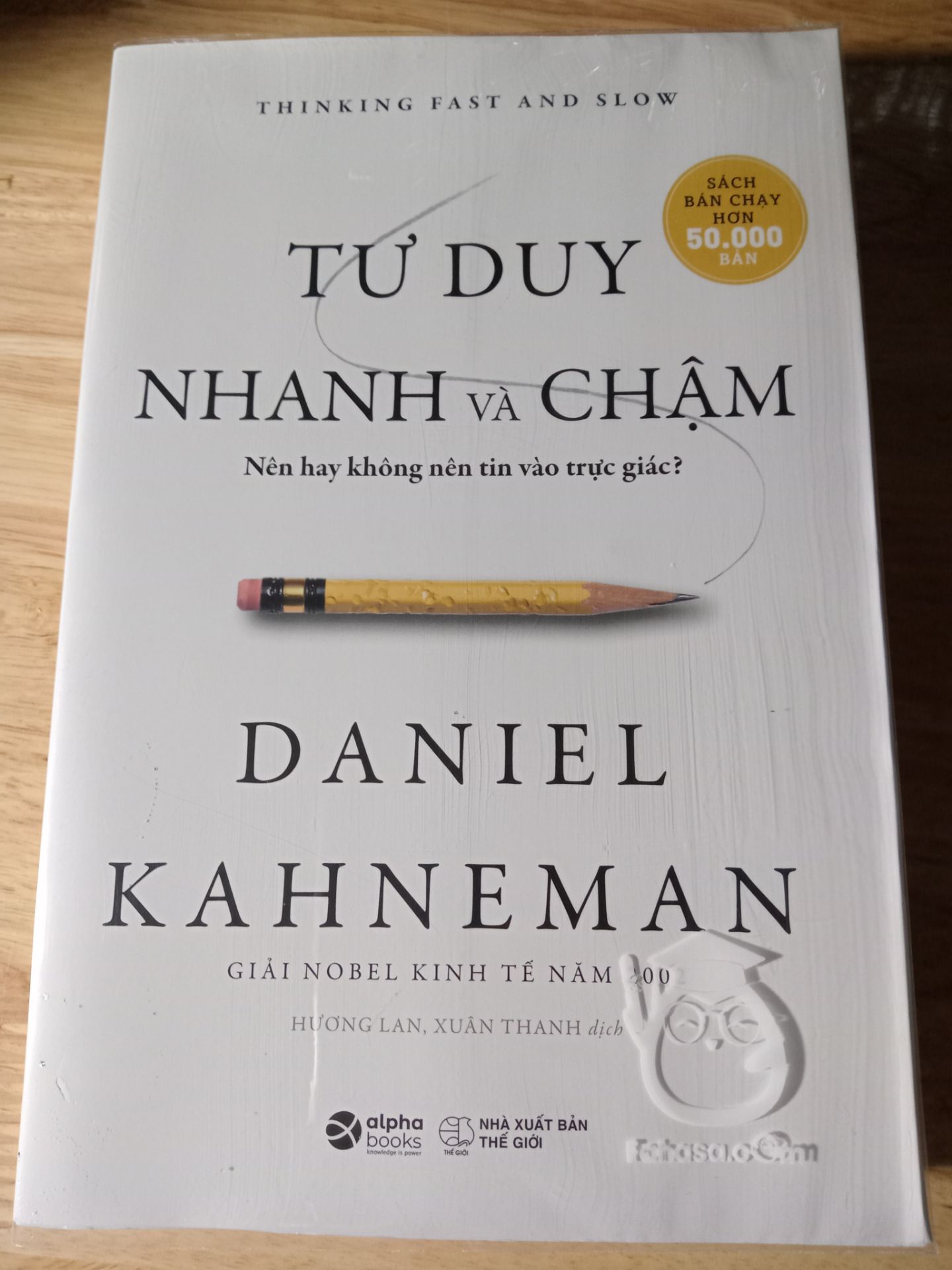 Nylon bọc sách, sản phẩm của FAHASA, bìa bao dày, rất đẹp, size 175x242 mm, bao vừa khít các khổ sách 16x24, giá rẻ nữa. Cực kỳ hài lòng luôn.