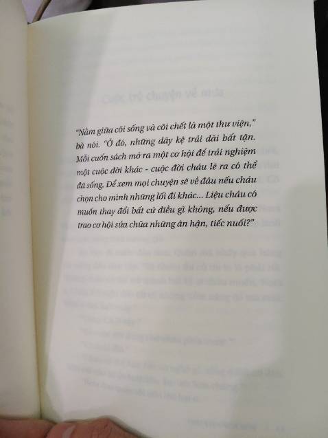 Không chỉ là câu chuyện, đây là chuyến du hành đầy cảm xúc về sự chữa lành.
Nếu bạn đã và đang lạc lối, mông lung, bất định, hay trên hành trình tìm về chính mình, tìm kiếm ý nghĩa của cuộc sống, đây sẽ là cuốn sách nên có, đọc qua ít nhất một lần.
Cuốn sách không cho bạn những lời khuyên cụ thể, kỹ năng hay câu nói truyền cảm hứng để cải thiện bản thân như các tựa sách "self-help" khác, mà đây là một chuyến du hành đầy cảm xúc, nơi bạn sẽ tìm được câu trả lời cho riêng mình, tương tự như Nora Seed - nhân vật chính.
Một câu chuyện vừa nhẹ nhàng vừa sâu lắng, pha trộn giữa cuộc sống đời thường gần gũi và yếu tố hư cấu, huyền ảo, chắc chắn đây sẽ là một trải nghiệm sâu sắc, đa dạng cung bậc, là cái ôm ấm áp cho tâm hồn của bạn.
Ngoài ra, dịch vụ "Bookcare" của Tiki rất ấn tượng, chỉnh chu, bạn nên tham khảo qua để bảo quản sách tốt hơn (nếu chưa có).
Chúc bạn có những phút giây đọc sách vui vẻ và tìm được giá trị cho riêng mình.
P/s: Mình khuyến khích nên kết hợp nghe thêm phiên bản sách nói (từ Fonos), như thế sẽ đem lại một trải nghiệm trọn vẹn hơn.