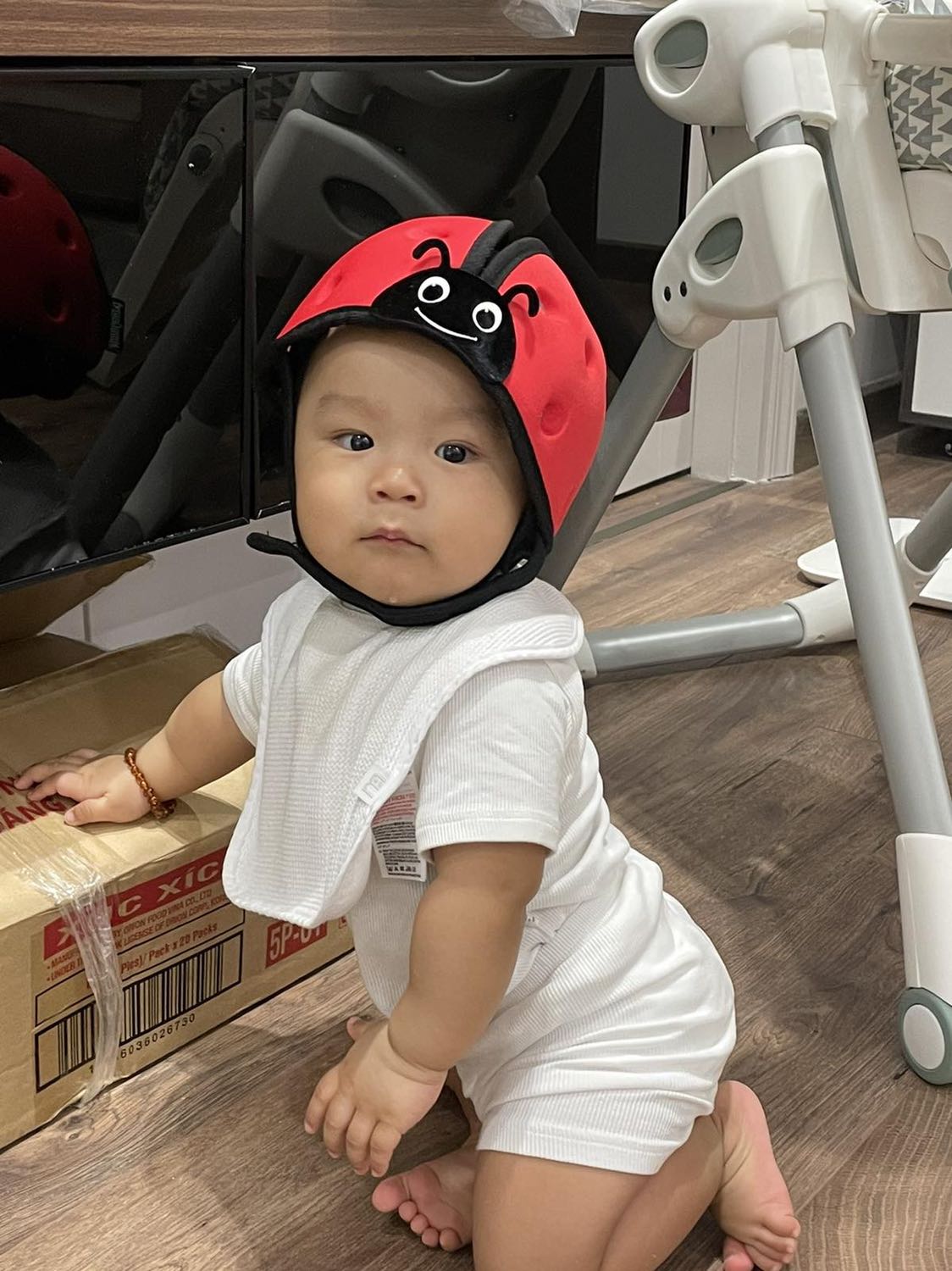 Đúng với hình shop trưng bày. Xinh. Có zây zính để điểu chỉnh cho vừa bé. Chỉ có hơi bí/ nóng, hè bé đeo có bật điều hoà nhg vẫn toát mồ hôi đầu