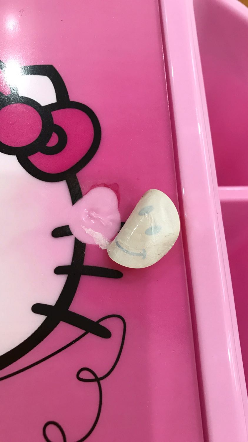 Chào shop, đây là làn thứ 2 mình mua hàng mà hơi bị thất vọng, cai bàn bị lỗi mà vẫn giao cho mình, trên mặt bàn bị bể, chỗ bị lồi lên lấy sticker dán lại, mình ko hiểu sao hàng bị lỗi vậy vẫn giao cho mình, cái này ko phải phải do anh giao hàng nhé, mình nói luôn vì bên ngoài gói rất cẩn thận, mong shop hãy cho người đến lấy lại đổi cho mình, cảm ơn shop Chào shop, đây là làn thứ 2 mình mua hàng mà hơi bị thất vọng, cai bàn bị lỗi mà vẫn giao cho mình, trên mặt bàn bị bể, chỗ bị lồi lên lấy sticker dán lại, mình ko hiểu sao hàng bị lỗi vậy vẫn giao cho mình, cái này ko phải phải do anh giao hàng nhé, mình nói luôn vì bên ngoài gói rất cẩn thận, mong shop hãy cho người đến lấy lại đổi cho mình, cảm ơn shop