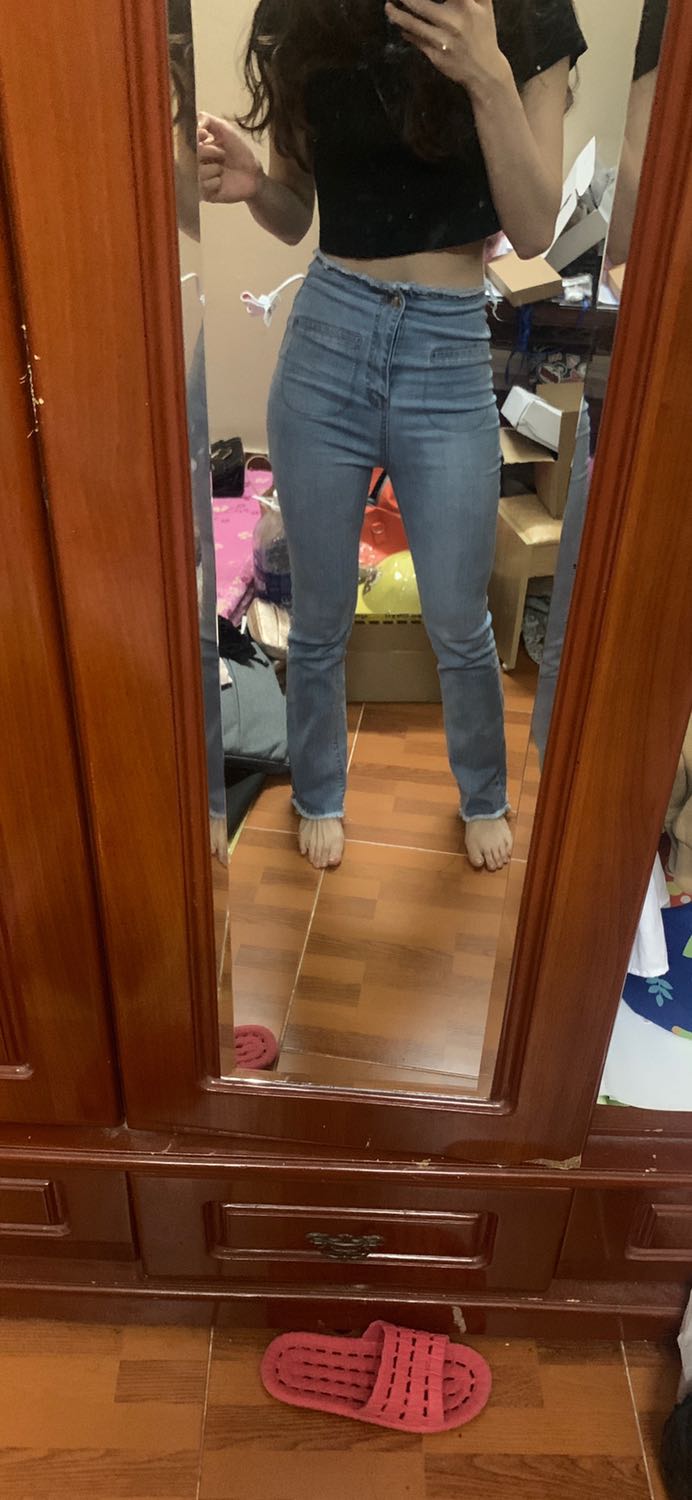 Xinh lắm nha
Mình m68
Mặc size L ôm khít vừa vặn 
Nên mua nhé