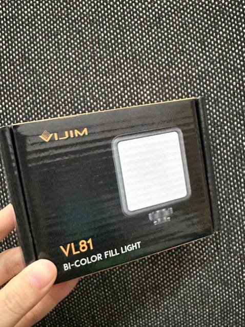 Đèn vijim VL81 cung cấp ánh sáng vừa đủ, có nút vặn phía sau có thể điều chỉnh được nhiệt độ màu phù hợp khá thuận tiện, nhỏ gọn và đẹp. Shop giao hàng nhanh, đóng gói cẩn thận, sẽ ủng hộ tiếp