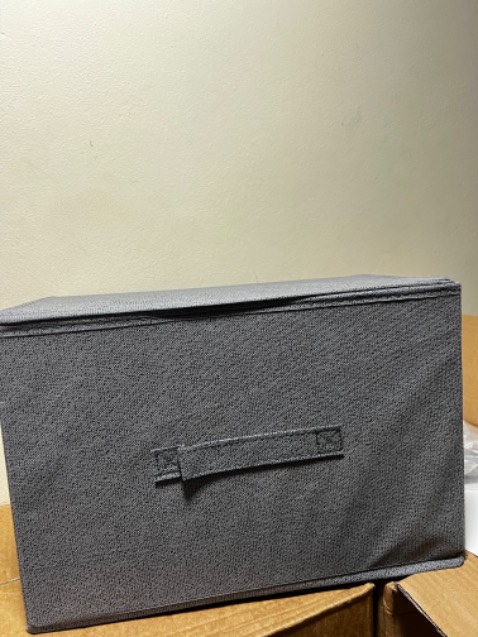 Hộp dày dặn cứng cáp đựng được khá nhiều đồ màu sắc sang lắm giống ảnh mẫu. Hộp có kèm nắp liền gấp lại đc nha mn. Mình mua về cho cả bố mẹ thấy để phòng khá sang. Tuy nhiên vải phần đế mình thấy hơi mỏng chút nhưng để đồ là vừa. Giao hàng ko nhanh lắm nhưng lần sau vẫn ủng hộ tiếp