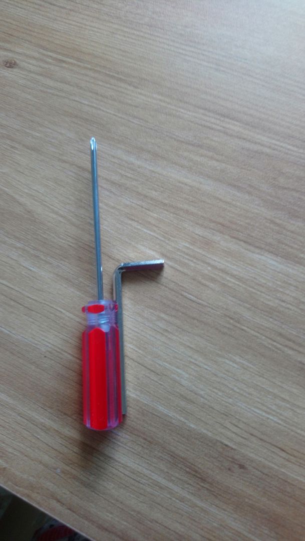 Sản phẩm đóng gói cẩn thận, được tặng tua vít và đủ ốc vít để ráp. Bạn nào muốn màu mình thích thì nên nhắn tin riêng cho shop để được chọn màu theo ý muốn, shop còn hỏi chắc chắn là chọn chân bàn màu gì để giao đúng nữa. Lắp ráp cũng ko khó, bàn khá đẹp, cũng nhẵn nhụi, với 300k thì chất lượng vậy ok. Tuy nhiên bàn của mình hơi bập bênh ko đứng yên lắm, mình ko chắc là do lúc ráp như thế nào, ko biết có ai bị tình trạng giống mình ko.
Cám ơn shop và Tiki nhé. ?