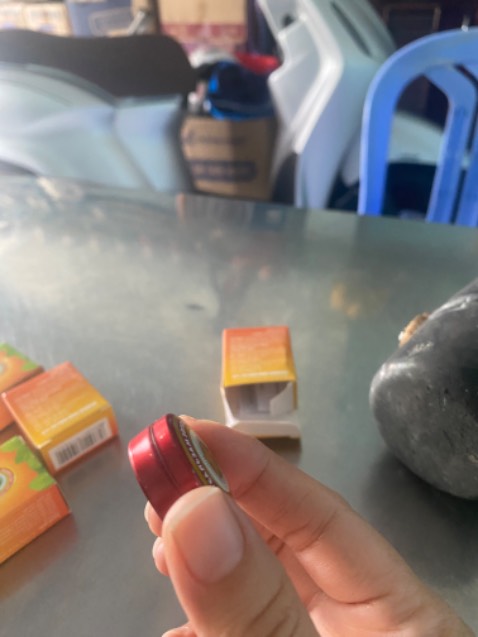 Dầu k mở dc. Mở bị sướt móng tay luôn. 
Shop thu lại giúp.