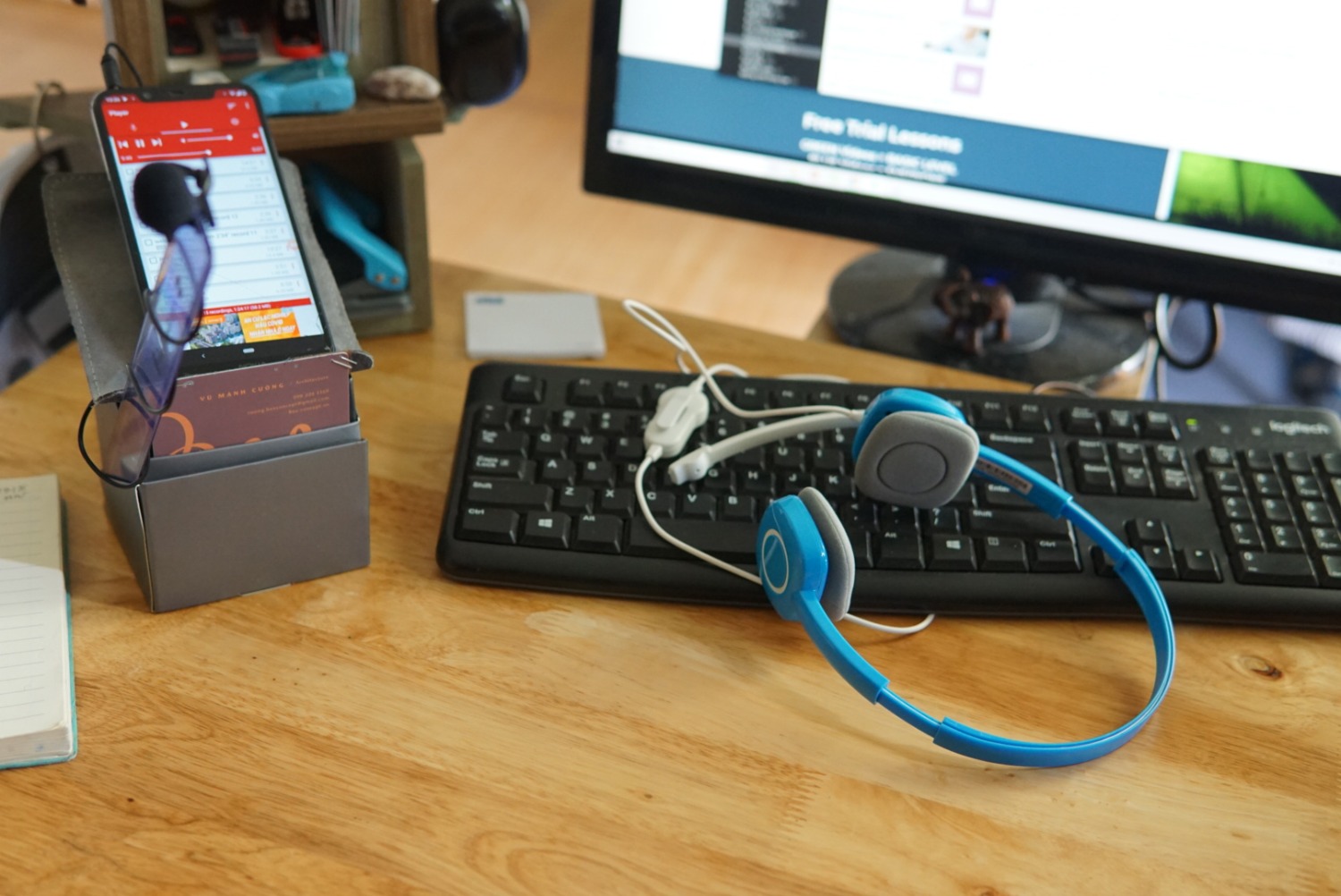 mục đích là dùng để nghe và ghi âm học ngôn ngữ sau vài ngày mình thấy âm thanh nghe được, mic thu tiếng cũng được, gg translation nghe đc mình nói và giá tiền phù hợp, à mà bởi vì mình dùng trên máy tính để bàn do đó chọn sp này khi có 2 dây giắc riêng và thực tế như nói ở trên recording ổn.  ( ngoài ra mình ko có nhu cầu sử dụng tai nghe này với điện thoại, đem di di chuyển mọi nơi, chỉ sd với pc do đó ko có gì để nói khi kết hợp tai nghe với smartphone) 
- thêm nữa, mình mua với giá của chiếc màu xanh ( ko phải #1 xanh - giá 254k) chênh nhau 30k, thấy khi giao hàng ra ngoại thành HN là tikinow và mình ko phải trả thêm phí gì khác, hoàn toàn okay. 
- Khi bóc hộp chỉ có tem niêm phong và tem bảo hành của đơn vị ( phân phối tại Việt Nam - maybe ) như ảnh chụp do vậy, chả có gì nhiều để nói đây là sp chính hãng Logitech hay ko. tạm thời ở mức độ giá cả và dịch vụ đã nhận + thêm đã đáp ứng đc nhu cầu, thì việc chính hãng hay ko, để có duyên thì tìm hiểu thêm sau. mục đích là dùng để nghe và ghi âm học ngôn ngữ sau vài ngày mình thấy âm thanh nghe được, mic thu tiếng cũng được, gg translation nghe đc mình nói và giá tiền phù hợp, à mà bởi vì mình dùng trên máy tính để bàn do đó chọn sp này khi có 2 dây giắc riêng và thực tế như nói ở trên recording ổn.  ( ngoài ra mình ko có nhu cầu sử dụng tai nghe này với điện thoại, đem di di chuyển mọi nơi, chỉ sd với pc do đó ko có gì để nói khi kết hợp tai nghe với smartphone) 
- thêm nữa, mình mua với giá của chiếc màu xanh ( ko phải #1 xanh - giá 254k) chênh nhau 30k, thấy khi giao hàng ra ngoại thành HN là tikinow và mình ko phải trả thêm phí gì khác, hoàn toàn okay. 
- Khi bóc hộp chỉ có tem niêm phong và tem bảo hành của đơn vị ( phân phối tại Việt Nam - maybe ) như ảnh chụp do vậy, chả có gì nhiều để nói đây là sp chính hãng Logitech hay ko. tạm thời ở mức độ giá cả và dịch vụ đã nhận + thêm đã đáp ứng đc nhu cầu, thì việc chính hãng hay ko, để có duyên thì tìm hiểu thêm sau.