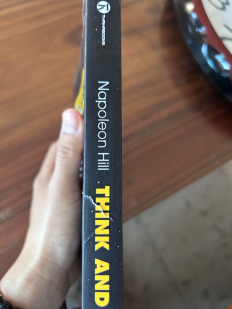Điểm cộng: Giao hàng nhanh, người giao hàng lịch sự. Điểm trừ: Gáy sách bị rách, bìa bị cong vênh, nhiều bụi. Bên trong sách chất lượng tốt