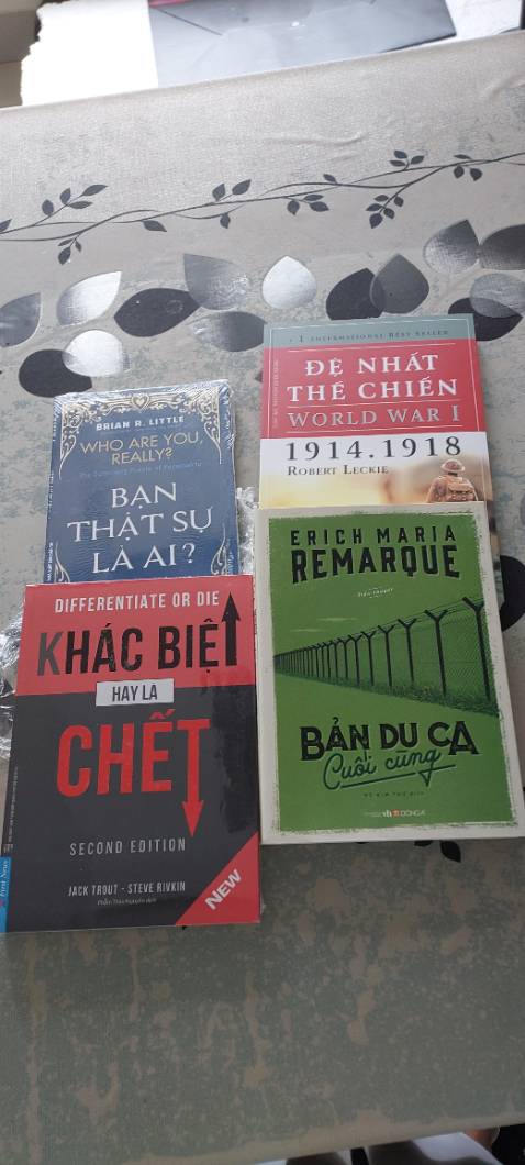 Ok! Nhìn cách đóng gói bên ngoài rối nùi, nhưng khi mở cái cục bao rối thì từng mỗi cuốn sách lại có bọc riêng một lớp nylon mỏng phẳng lì, nên sách vẫn đẹp, nhìn cũng ưng ý lắm.