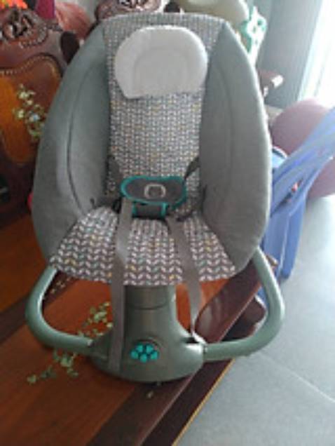 Tiêu đề sản phẩm là 8104 và 80106 nhưng giao hàng là 8103. Lúc đầu đặt mình đã xác định trước là mua loại mới nhất cho con, phân loại ko hề chia ra là mã 8103 và 8104 hay 8106  mà chỉ có ghi xám và xám hồng như hình dưới mình đăng nên mình cứ nghĩ là giao hàng sẽ là 8104/8106 như hình shop đăng nhưng khi nhận hàng thì hoàn toàn thất vọng là 8103 (lỏng lẻo, chỉ sử dụng pin hoặc cắm trực tiếp chứ ko có sạc pin, không có treo đồ chơi, hàng lỗi  có vết nhựa xấu)  . Phản hồi lại shop thì shop xảo biện nói mình đặt 8103 trong khi mình ko hề có ý nghĩ hay  đặt 8103 luôn. Shop làm ăn không uy tín, nên tránh xa shop này. Không giải thích được lại quay qua nói mình mua lâu rồi mới phản hồi, vì mình mua trước khi sinh gửi quê nên gần sinh mới về quê mở ra và thấy vậy. Nhưng vấn đề mình đang nói là shop giao không đúng sp mình đặt, thì dù phản hồi sớm hay trễ thì cũng là shop giao sai mà vô trách nhiệm. Đề nghị Tiki xem lại tư cách shop này. Có âm sao thì cũng muốn chấm cho shop này luôn