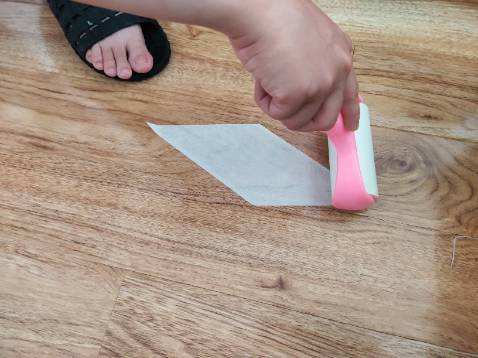 Sản phẩm tệ,khi lau sàn miếng dính để dính bụi và tóc dính luôn lên sàn, lau dc sàn mất luôn 1 cuộn