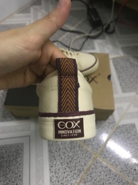 Giày xinh lắm nha, vải dày, đế hơi cứng nhưng lót giày rất êm. Kiểu dáng basic, thon gọn, màu kem nên dễ mang cũng như phối đồ. Mà dây giày hơi dài nhen, vướng víu dễ bị xổ dây á. Mình chọn đúng size (Converse và Bitis Hunter mình đều mang 37) vì cũng không thích mang rộng, thích mang vừa thôi :3. Bạn nào mua thì mình nghĩ cũng nên chọn đúng size, vì mang rộng dễ bị nhấc gót á (phần này Dincox nên cải thiện thiết kế nè). Tổng thiệt hại là 372k, quá ổn cho một đôi giày local brand như này. Đây là đôi mà cá nhân mình thấy có thiết kế đẹp nhất cho tới hiện tại của Dincox. Mình sẽ quay lại ủng hộ nếu Dincox có thêm các sản phẩm xuất sắc hơn. Cảm ơn Dincox :3