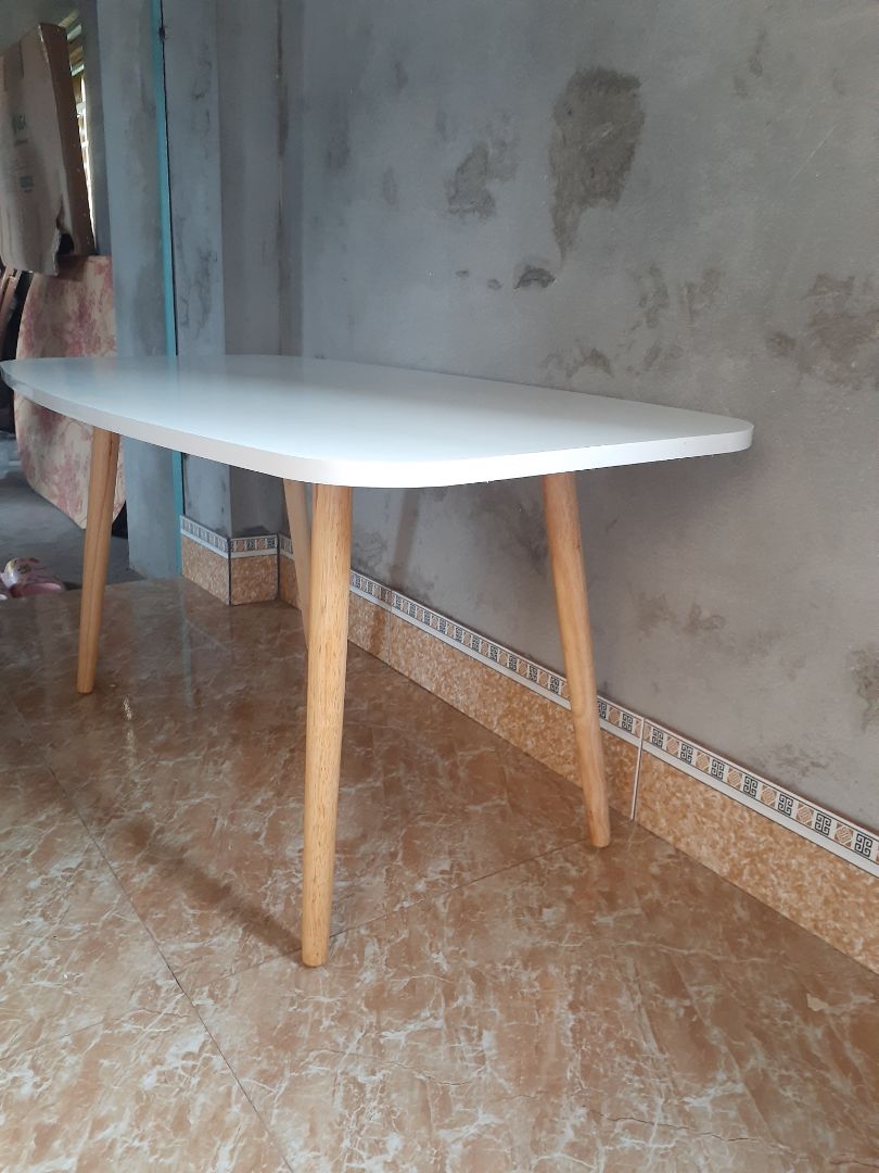 Hàng siêu đẹp nha mn, mình áp mgg còn 200k thôi, ship cực nhanh, 3 ngày từ HCM ra Bắc rồi. bàn chắc chắn cực kì, trông đơn giản nhưng sang lắm, để decor hay làm bàn học cũng đều oke, mặt bàn phẳng mịn đẹp chứ k nham nhám như mấy cái bàn trước mình mua. tóm lại là 200k quá hời luôn ý 🥰🥰