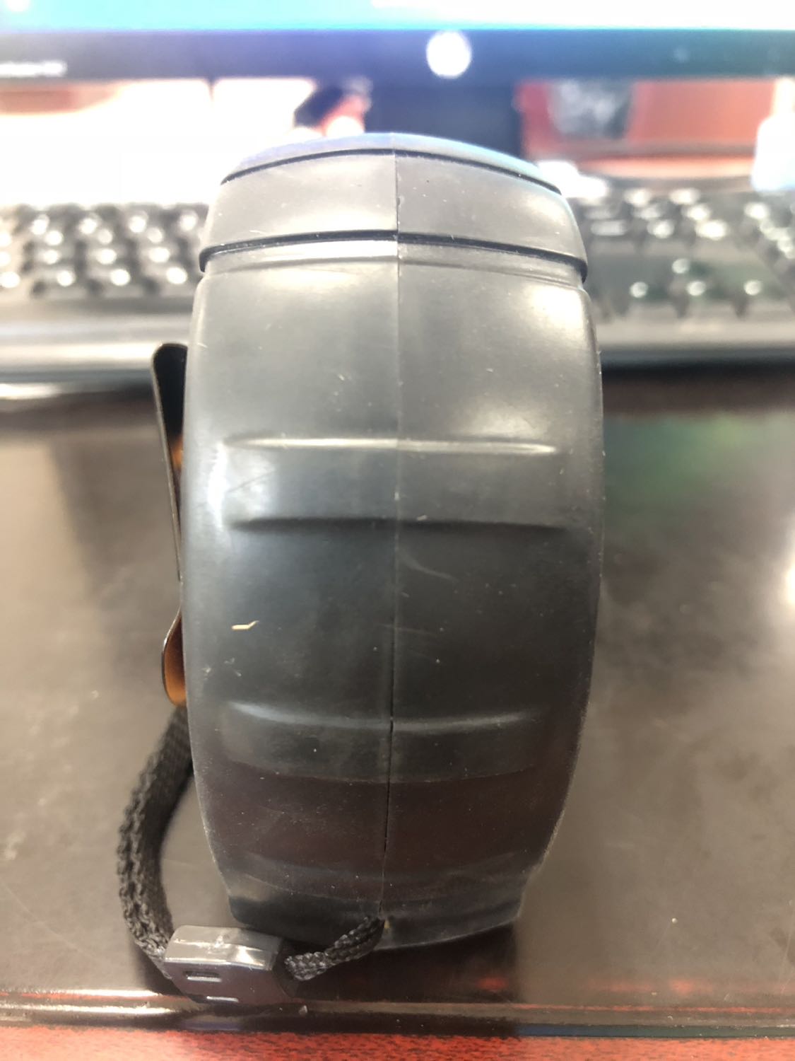 Nhận được sản phẩm không hề có bao bì hay hộp gì cả. Được bỏ chung cái hộp giấy với các sản phẩm khác (order 4 sản phẩm) thất vọng xíu. Cầm lên thì thấy hơi củ,trầy nhẹ xung quanh, chỗ cài vào túi thì bị lỏng xoay lung tung. Còn lại thì ổn. Cơ chế khoá thước thông minh hơn đám còn lại. Nhấn nhẹ