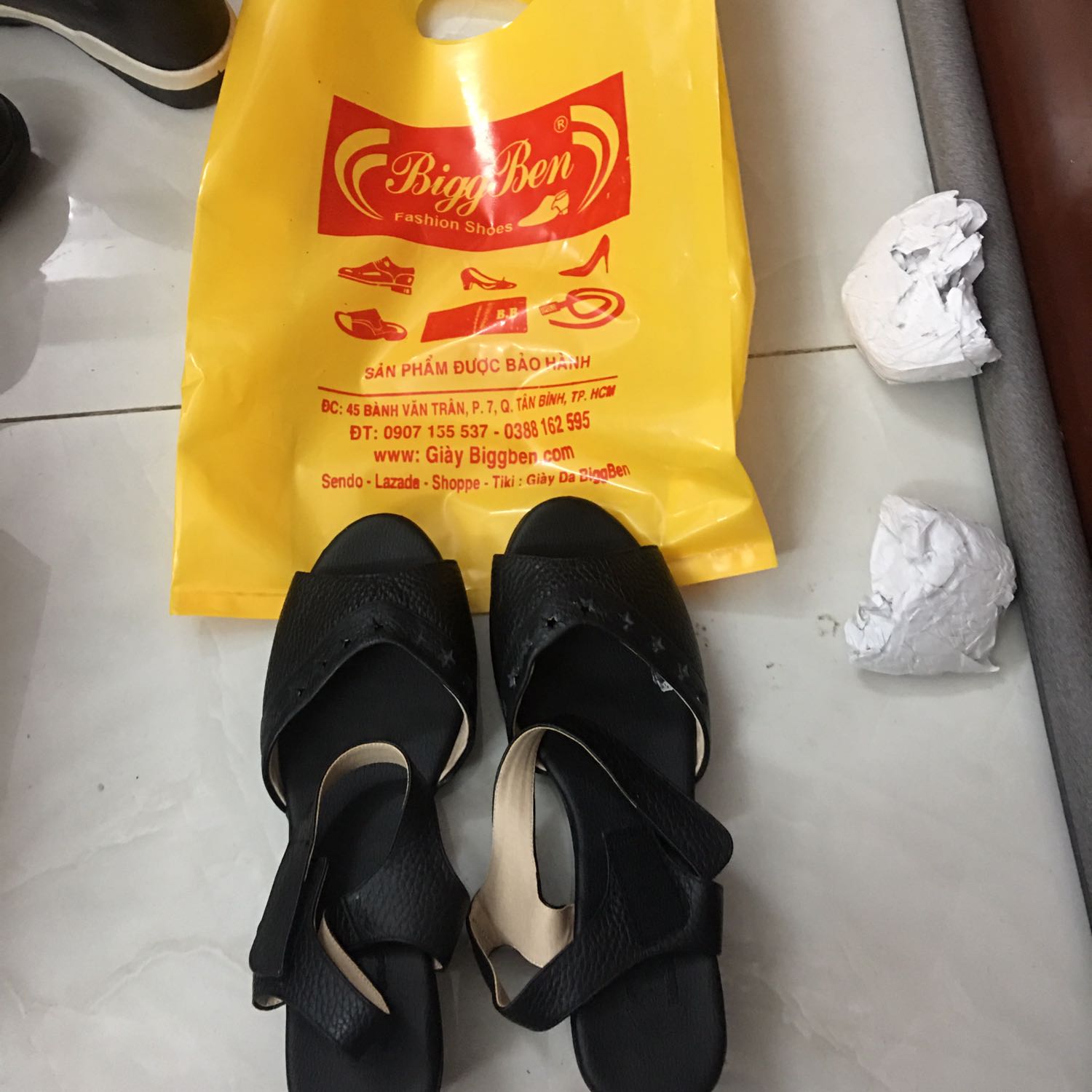 Sản phảm đẹp, bền chắc. Theo đúng là gíiao 31/5 nhưng hôm nay shop giao roii. Tuyệt vời quá, Mẹ mình mong hôm nay có giày nè. Cám ơn Shop rất rất nhiều. Cho 100 sao luôn nè. Hàng đẹo? Moi nguoi ủng hộ shop nha