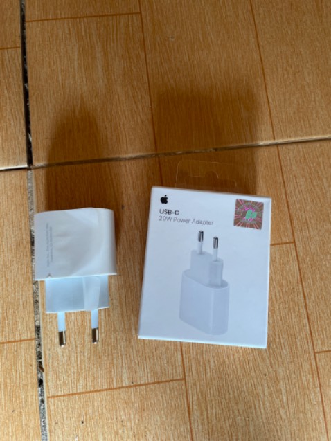 Có tem mác của FPT nên yên tâm so với một số người dùng trước đáng giá sản phẩm trong hộp không đúng như ngoài vỏ. Sạc vào nhanh, sạc chỉ ấm nhẹ, máy cũng mát. Giao hàng nhanh khi đã gần Tết. Nên mua tại tiki trading ae nhé. Cảm ơn shop đã cung cấp sản phẩm ổn so với các nhà cung cấp khác