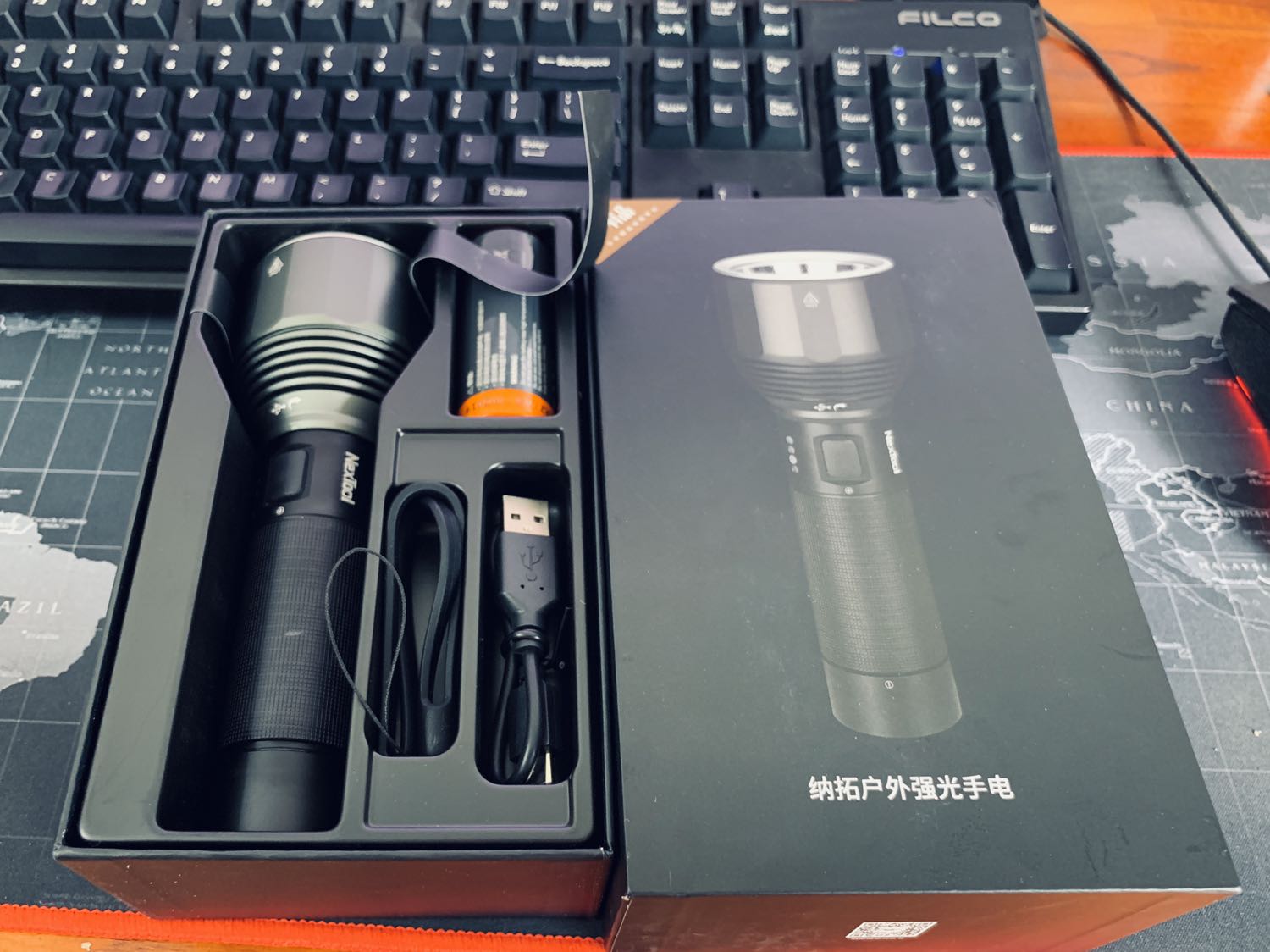 Hàng quốc tế chờ hơi lâu chút nhưng vẫn đúng hẹn. Hộp vẫn nguyên tem niêm phong. Thấy trong mô tả sản phẩm ghi là không kèm pin nhưng mở hộp ra lại có kèm viên pin. Đèn siêu sáng, khoảng cách tầm 50m mà sáng như ban ngày. Cẩn thận không để cho trẻ dùng tự do. Vỏ kim loại cầm chắc chắn, mỗi tội cái kính đèn gõ ộp ộp như bằng nhựa chứ không phải kính cường lực, không biết có bền hay dễ vỡ không. Bật ở độ sáng tối đa tầm 1ph thì đèn nóng ran, cũng dễ hiểu vì công suất cao. 4 đèn báo mức pin tiện và đẹp.