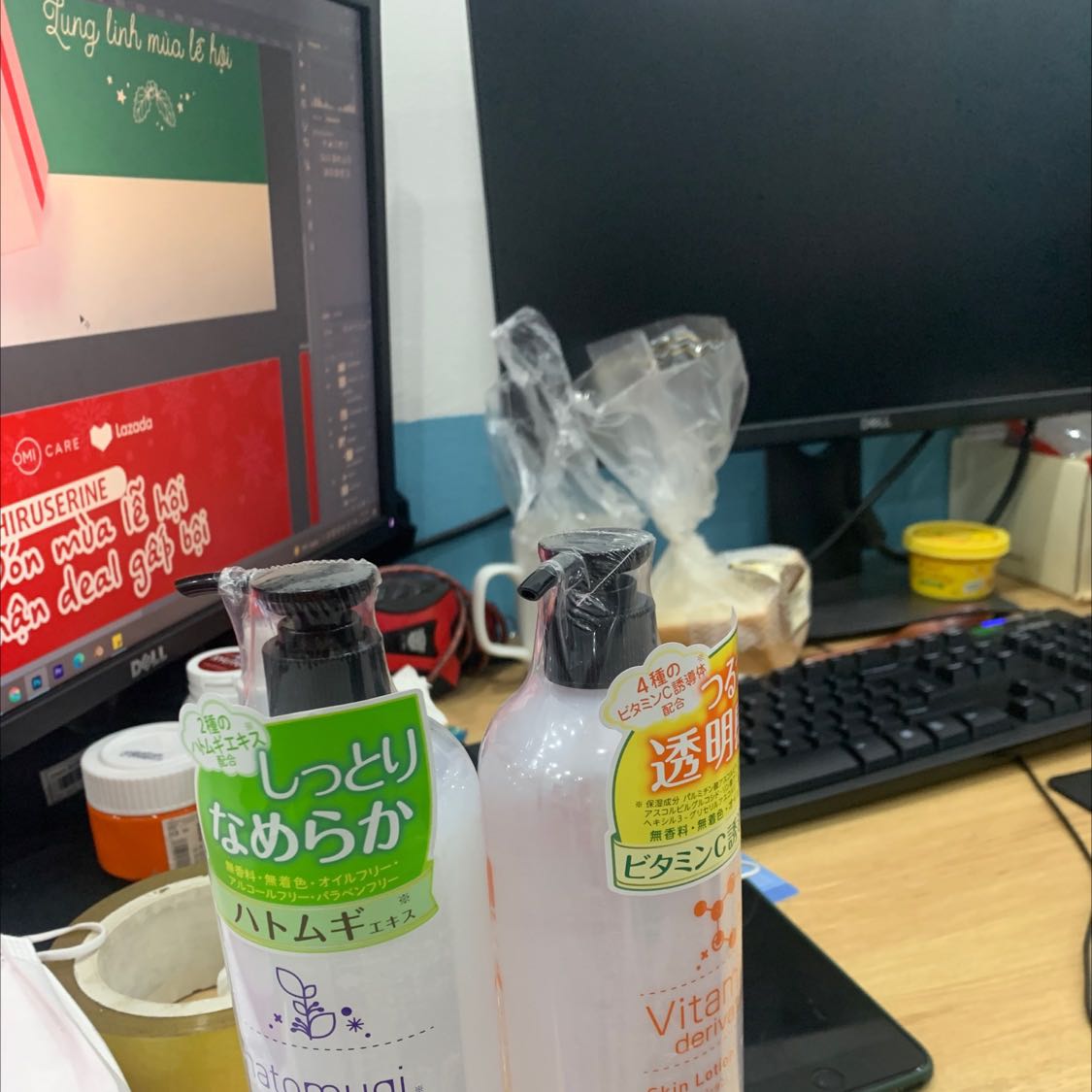 Được tặng bông tẩy trang, hài lòng về dịch vụ và cách đóng hàng. Sp dùng có mùi hượng lạ lạ. App thấy da căng mướt