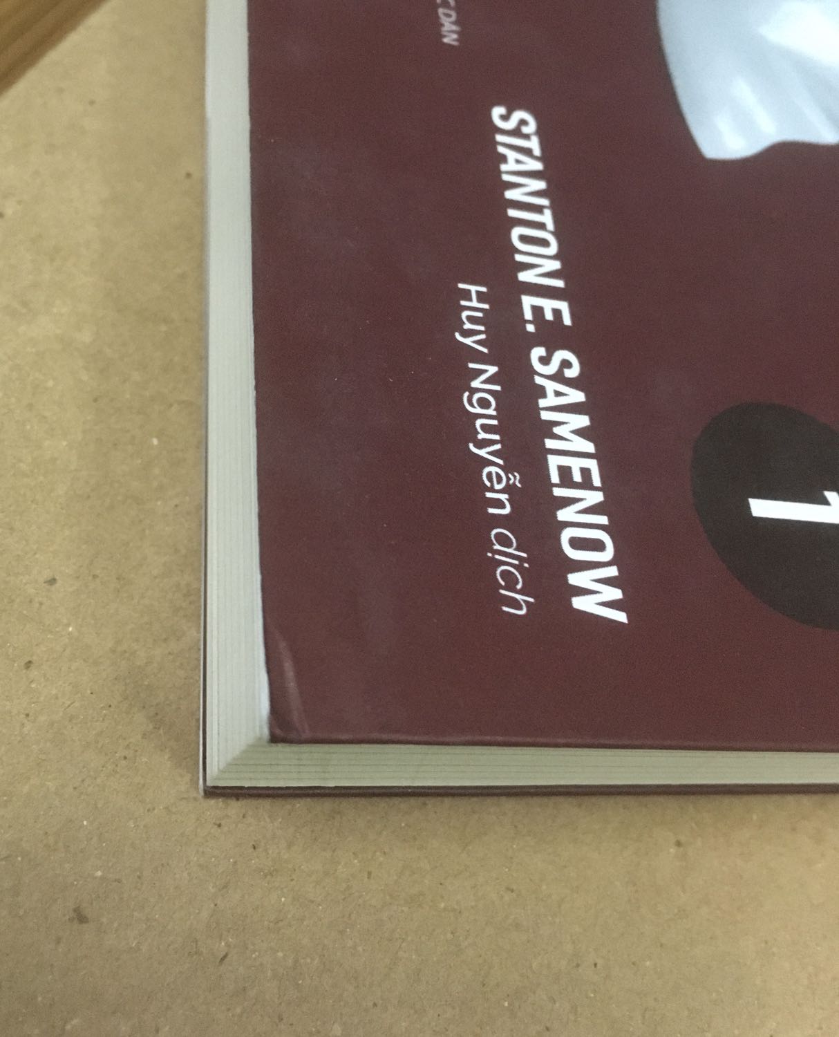 Mình mới nhận hàng nhưng mình thấy bề ngoài sách bị va chạm khá nhiều khi vận chuyển nên một số góc sách bị quăn và có vài vết trầy xước trên bìa. Nội dung thì khá hay. Nói chung là mình thấy sách này khá ổn và chỉ mong shop có thể cải thiện vấn đề này tốt hơn. Thanks !