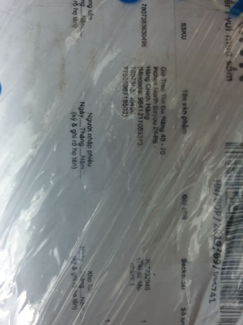 Tôi rất thất vọng về nhà cung cấp DONGSTORE và cả cách tiki kiểm hàng.
Tôi đặt mua model P6, nhưng tiki giao model NB767-L600
Model P6 có khoảng cách lỗ bắt vít >400mm, trong khi model NB767 là 200mm.
Tường nhà tôi yếu không thể chịu tải lớn với khoảng cách bắt vít quá gần như vậy.
Đó là lý do tôi chọn P6 của DONGSTORE thay vì NB767 với giá rẻ hơn từ nhà cung cấp khác (vd NB767 có giá 699k từ tieudungthongminh). 
Tôi đã thanh toán trước ngay khi đặt hàng, và bây giờ tôi không thể sử dụng sản phẩm nhận được.
Tôi và gia đình là khách hàng thường xuyên của tiki (tiki có thể kiểm tra địa chỉ giao hàng). Mong tiki cải thiện chất lượng để giữ chân khách hàng.