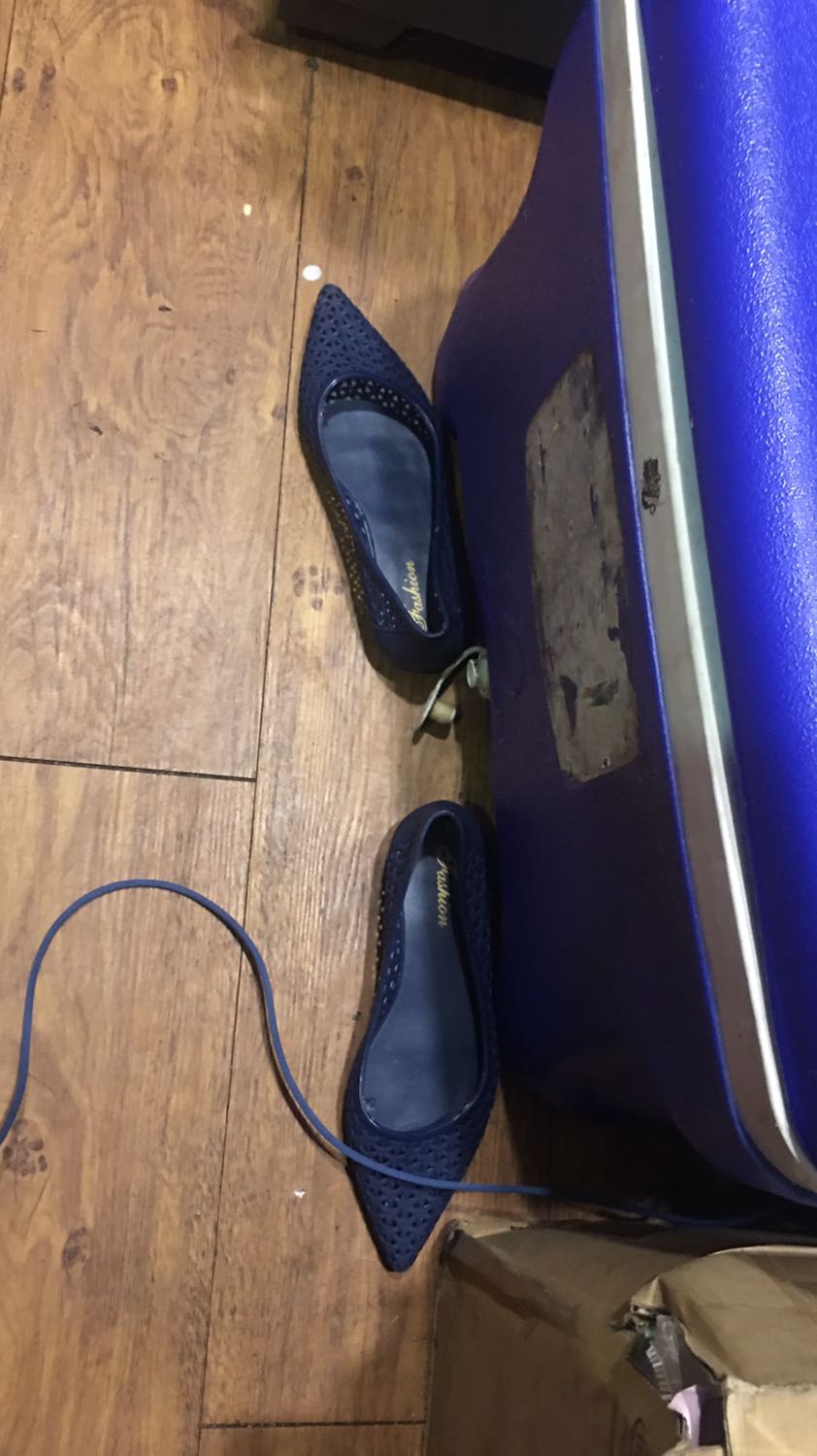 Size kg chuẩn, mỏ của giày dài quá, bất tiện khi lê lết