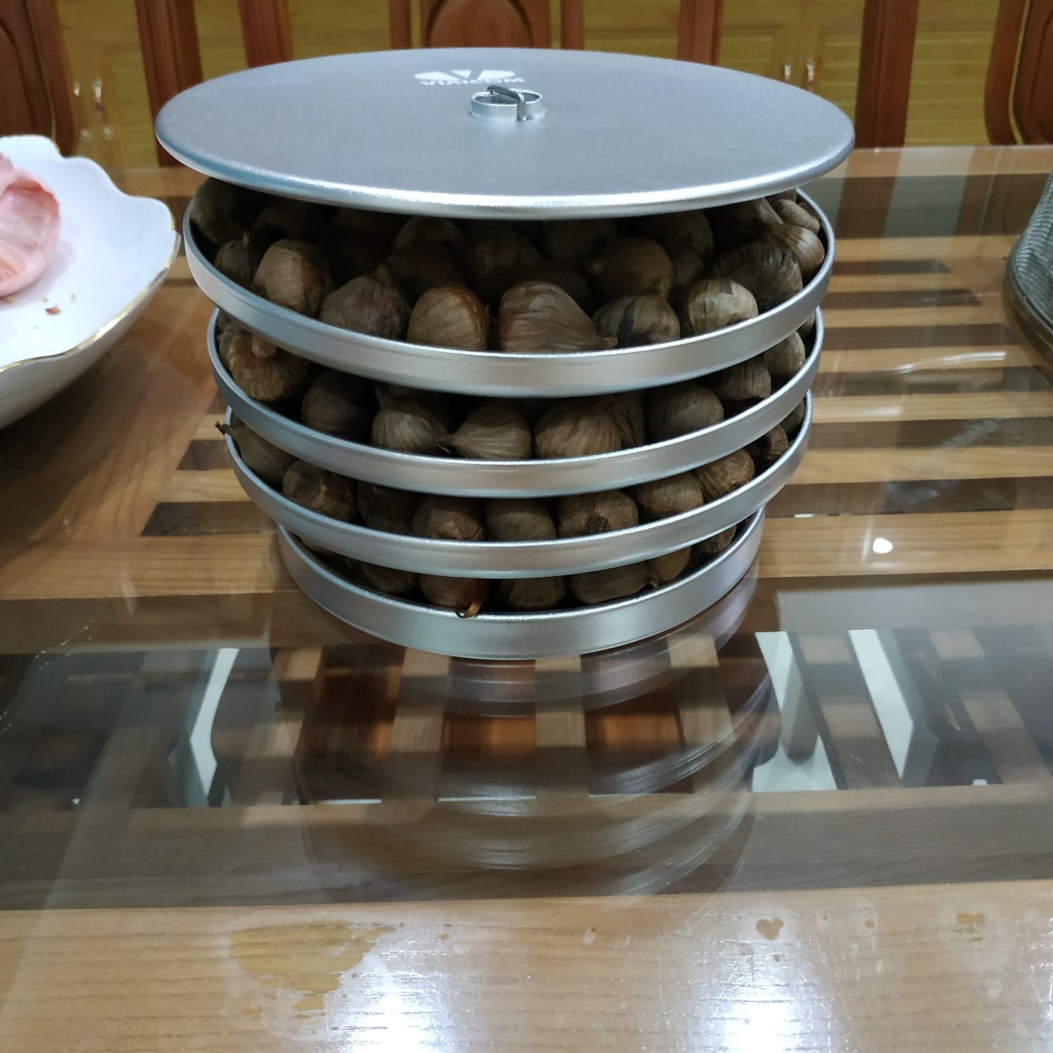 Mình vừa cho ra lò mẻ tỏi, tỏi ra rất đều, đen, dẻo và ngọt. Máy linh hoạt quá có nhiều chế độ làm tỏi nên mình mua tỏi loại nào về cũng làm được không phải ke ngày như máy trước đây mình dùng  Shop ah. Các chế độ lại có đèn Led sáng nên mình biết là mình đang làm ở chế độ nào.  Mình xếp đầy cả 4 tầng luôn, số lượng hơn hẳn máy cũ mình dùng. Cả nhà mình đều dùng tỏi đen thường xuyên nên máy mình cho chạy hết công suất luôn SHop ah. Mình lại vừa cho làm mẻ tiếp theo chạy tiếp tỏi Lý sơn, mình chỉ dừng có 1 ngày để vệ sinh xoong và khay , chắc không sao Shop nhỉ?