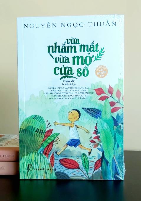 Lần đầu tiên nỗi buồn thêm chỉ cái chết được mô tả một cách không khoan nhượng trong văn học thiếu nhi Việt Nam. Đồng thời lại thấm đẫm tình yêu sự cảm thông và lòng trắc ẩn, cuốn sách được các nhà văn trong nước mệnh danh là "Hoàng tử bé" của Việt Nam.

Câu chuyện được bắt đầu bằng sự ra đời của một cái tên - như một âm thanh đẹp nhất - và kết thúc dưới bầu trời đầy sao. Nó lý giải tại sao khi những gì thân yêu của chúng ta ra đi thì cũng giống như việc ta cắt lia từng khoảng trời trong trái tim mình.

Các chương sách là những câu chuyện ẩn dụ về âm nhạc - *** vĩ đại nhất, về ngón tay - bài học thân thể và sự kiêu hãnh, về khu vườn - một đứa trẻ chỉ thật sự lớn lên khi chúng đi xuyên qua khu vườn, rồi từ đó nhận ra thế giới không bằng thị giác mà bằng sự trải nghiệm những giác quan khác có tính chất rộng lớn hơn... 
Cuốn sách đã nhận được vô số lời khen ngợi từ nhiều phía đã đưa tác giả, từ một họa sĩ trở thành một nhà văn được chú ý trên văn đàn. Không chỉ cho trẻ con, nó còn là tác phẩm viết cho trẻ con nhưng lại được người lớn tìm đọc nhiều nhất.