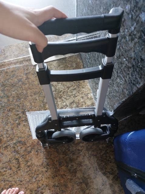 Xe chắc chắn, có thể tự đứng mà ko cần dựa tường luôn. ko cần lắp gì vì lật cái khay ra là bánh xe tự mở. Cất khe cửa hay ô tô đều cực gọn