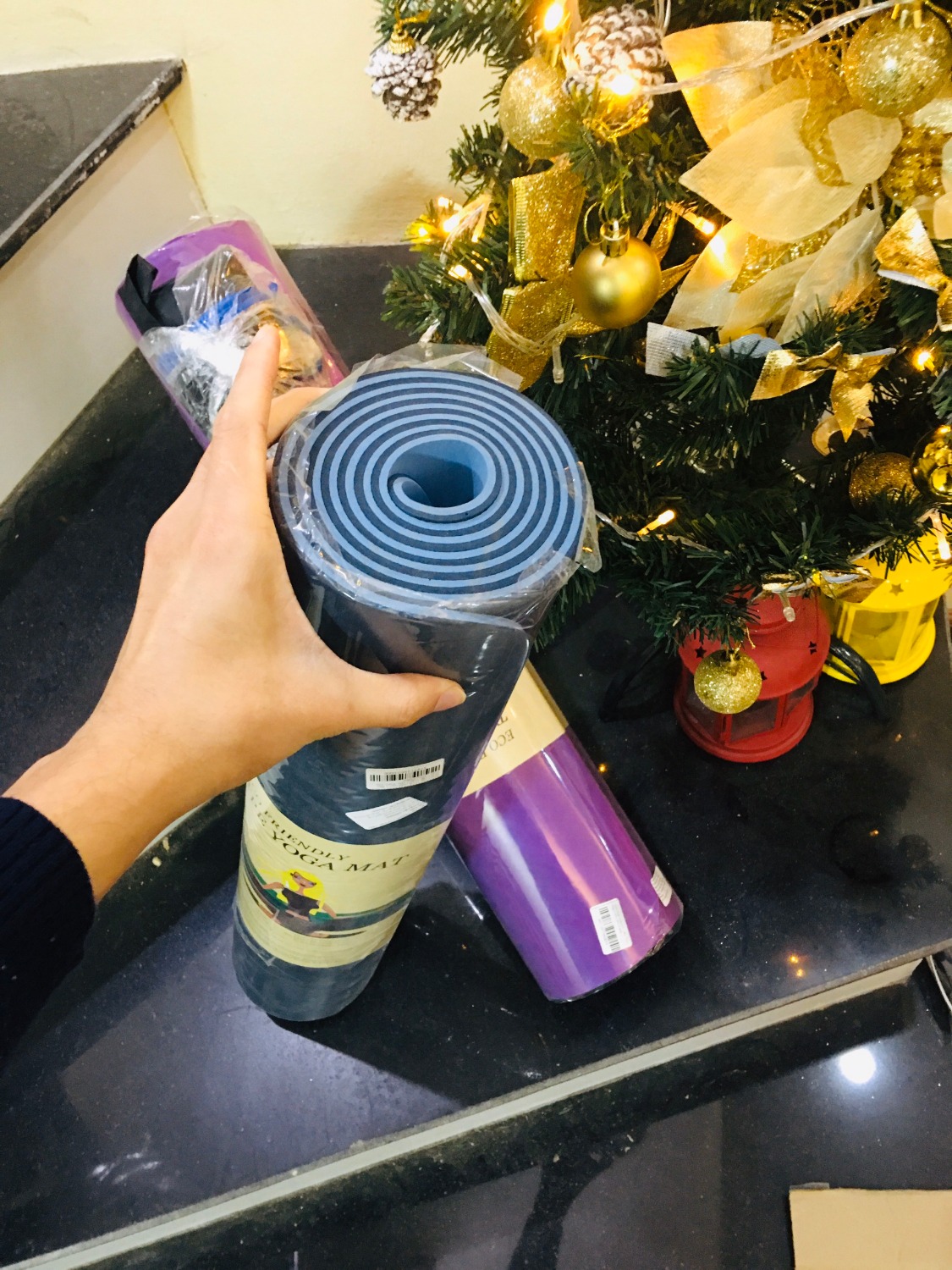 mình là người cao và to nên tập cũng phải đòi hỏi đồ tập phải chịu được sức nặng với chất lượng sp phải đàn hồi hì hì! 
Sau khi nhận hàng thì có nhận xét:
- Đây là shop duy nhất mình thấy có túi và dây đi kèm, túi đựng tiện lợi khi đi ra ngoài, dây kéo cũng chắc, siết chặt.
- Mình mua thử dùng ok, mua cho bạn gái mình 1 cái màu xanh nữa. đều không bị sẹp, ko bị lún. So với thảm ko có thương hiệu thì tốt hơn hẳn, thảm ko thương hiệu thấy lún lắm, dẫm chân lâu 1 chỗ là không đàn hồi lại bình thường được
- Có nhiều màu sắc chọn lựa, mình thì chọn màu này vì thích màu này và nó sạch sẽ
- Nhìn chung bằng đấy thứ mình rất tâm đắc, thời gian thì giao hàng cũng nhanh nên hôm nay mới ngồi review cho anh chị em được!!! Tìm hiểu ra bên miDoctor này chuyên bán hàng thể thao rất chất lượng đấy chứ!!!
****Sẽ còn ủng hộ