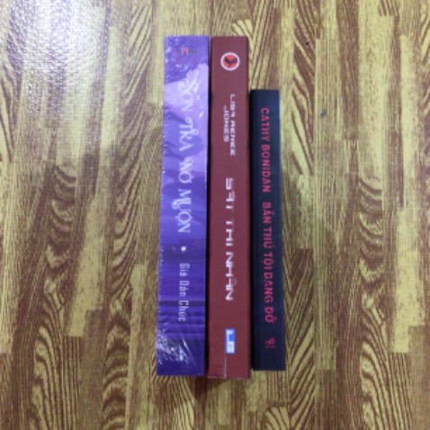 Sách mới nhưng k biết do lưu trữ hay vận chuyển mà móp gáy sách,rách nứt ra luôn. Mình lười đổi trả nên để đọc