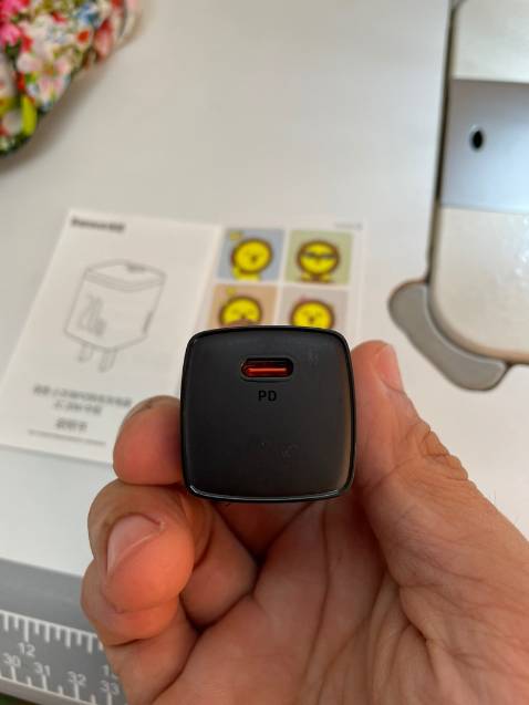 Hàng được chuẩn bị và giao nhanh.Sạc thực tế cầm rất đã tay,đầm chắc.Hộp đựng có tem mác đầy đủ,nguyên seal. Sạc thử thì tốc độ cũng nhanh,củ sạc k bị nóng,máy mát
Thanks shop