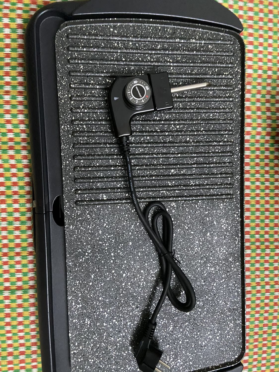 Đóng gói chắc chắn! Sản phẩm cực đẹp mắt. Trải nghiệm lần đầu nướng rất ưng ý! Sẽ ủng hộ nêua có nhu cầu mua tiếp ạ! À có 1 thắc mắc vệ sinh bề mặt nướng có rửa đc bằng nước và tráng nước bình thường ko ạ? Và cái cảm biến nhiệt kia đầu nó hơi đen đen là do nhà sx họ làm vậy đúng ko ạ?