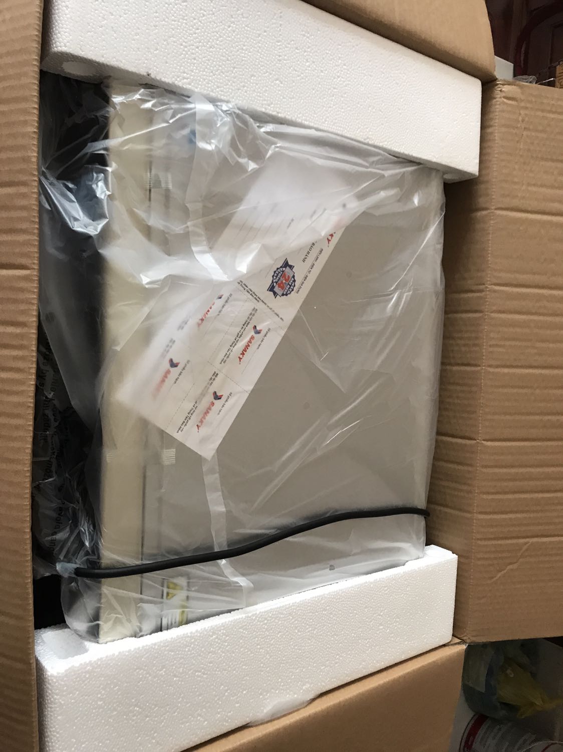 Lúc đầu mình rất phân vân chọn mua Tiki vì phản hồi lò móp méo, nhiễm điện.... Rất may lò giao cho mình không bị gì cả, giao nhanh, bạn giao hàng nhiệt tình nữa.
Riêng phần chênh lệch nhiệt thì hầu như lò nào cũng có, mình *** lò thấy không chênh bao nhiêu, khi nướng bánh mình canh bánh chứ ít khi canh lò nên kiểm soát được nhiệt độ.
Với mức giá này thì lựa chọn lò như vậy là OK rồi